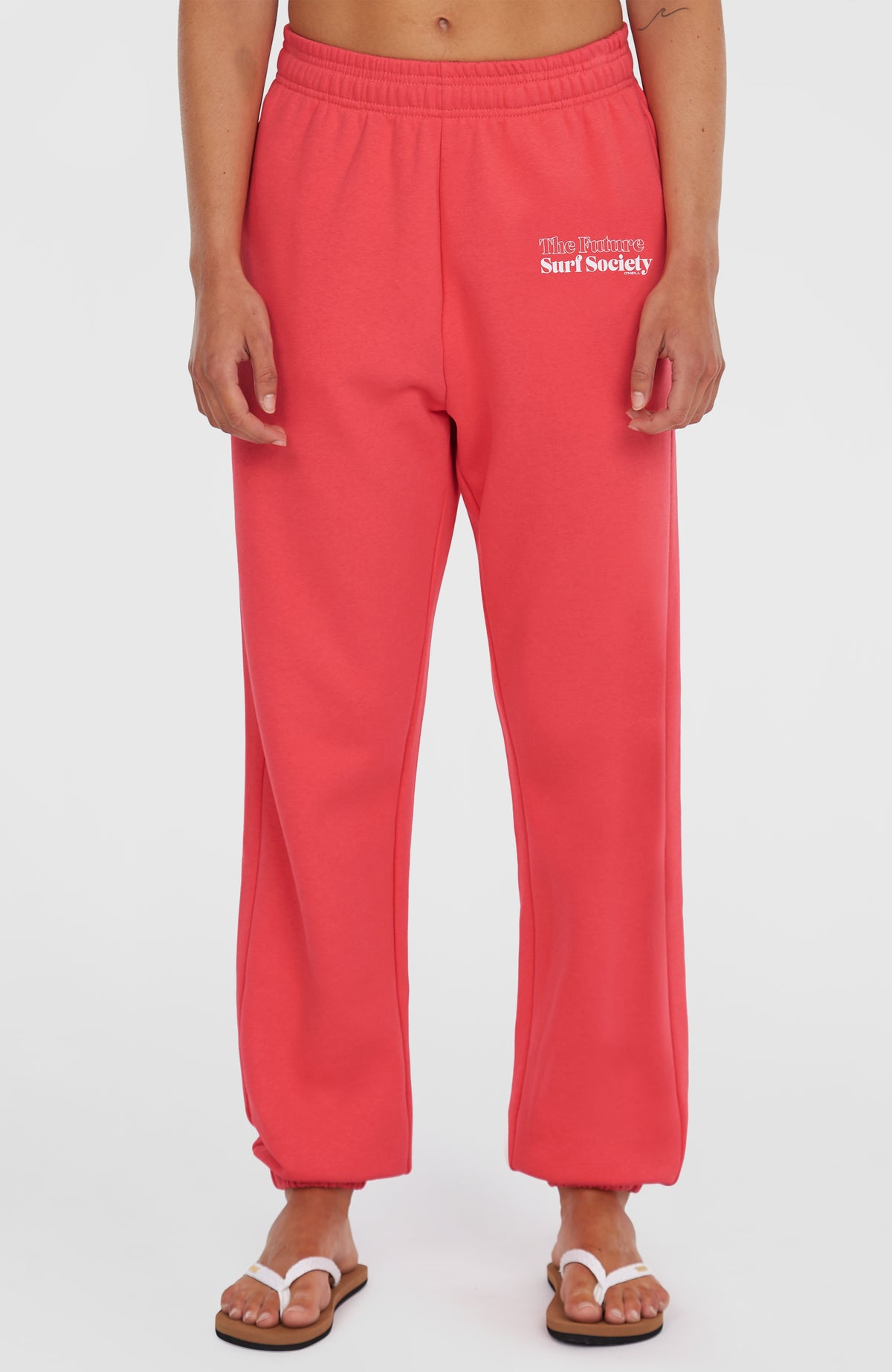 Future Surf Society Jogginghose für Damen, pink mit Logo-Schriftzug in Weiß, Vorderansicht mit elastischen Bündchen