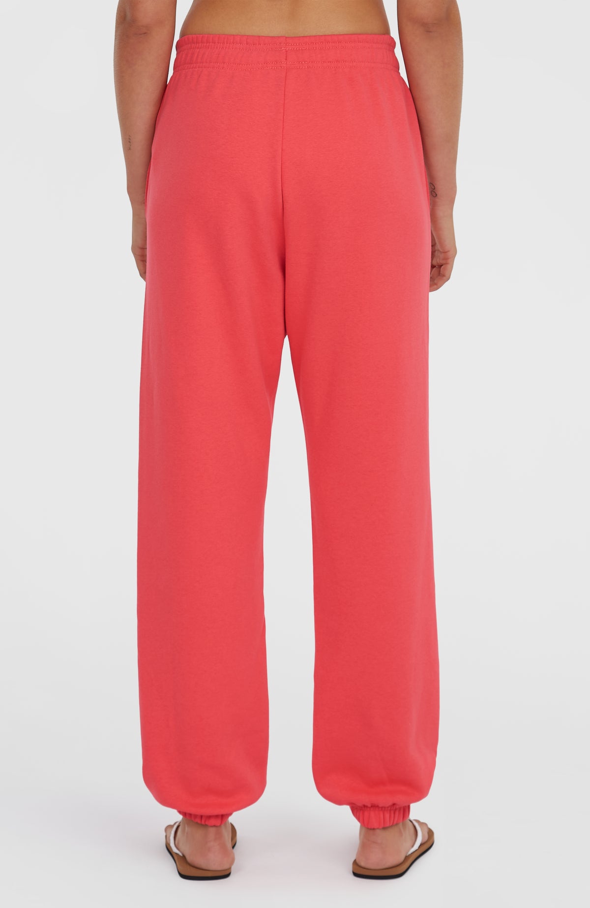 Future Surf Society Jogginghose für Damen, pink, Rückansicht am Model mit elastischem Bund und Beinabschlüssen