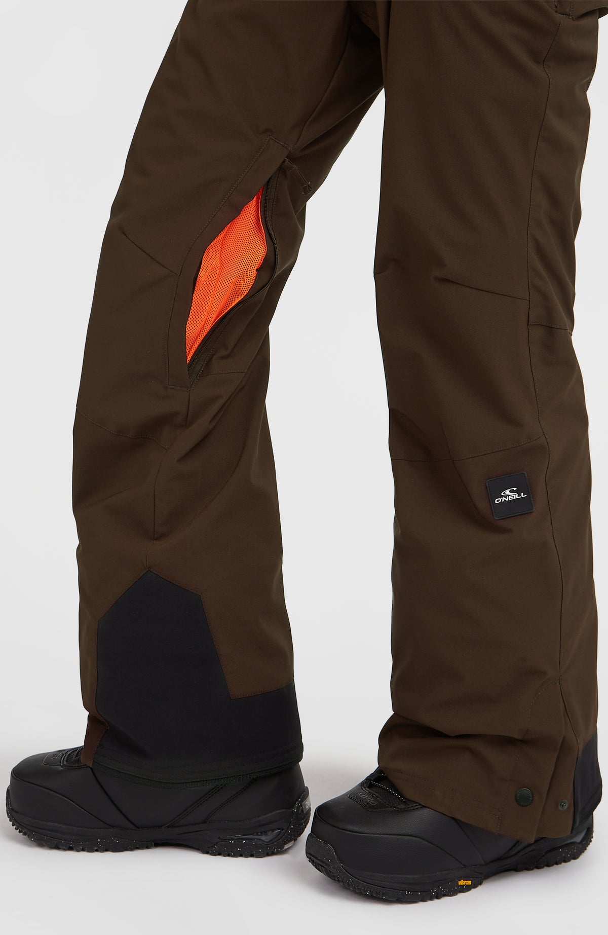 Braune FWC'Peak Bib Skihose für Damen, Nahaufnahme vom geöffneten Belüftungsreißverschluss mit Mesh am Hosenbein