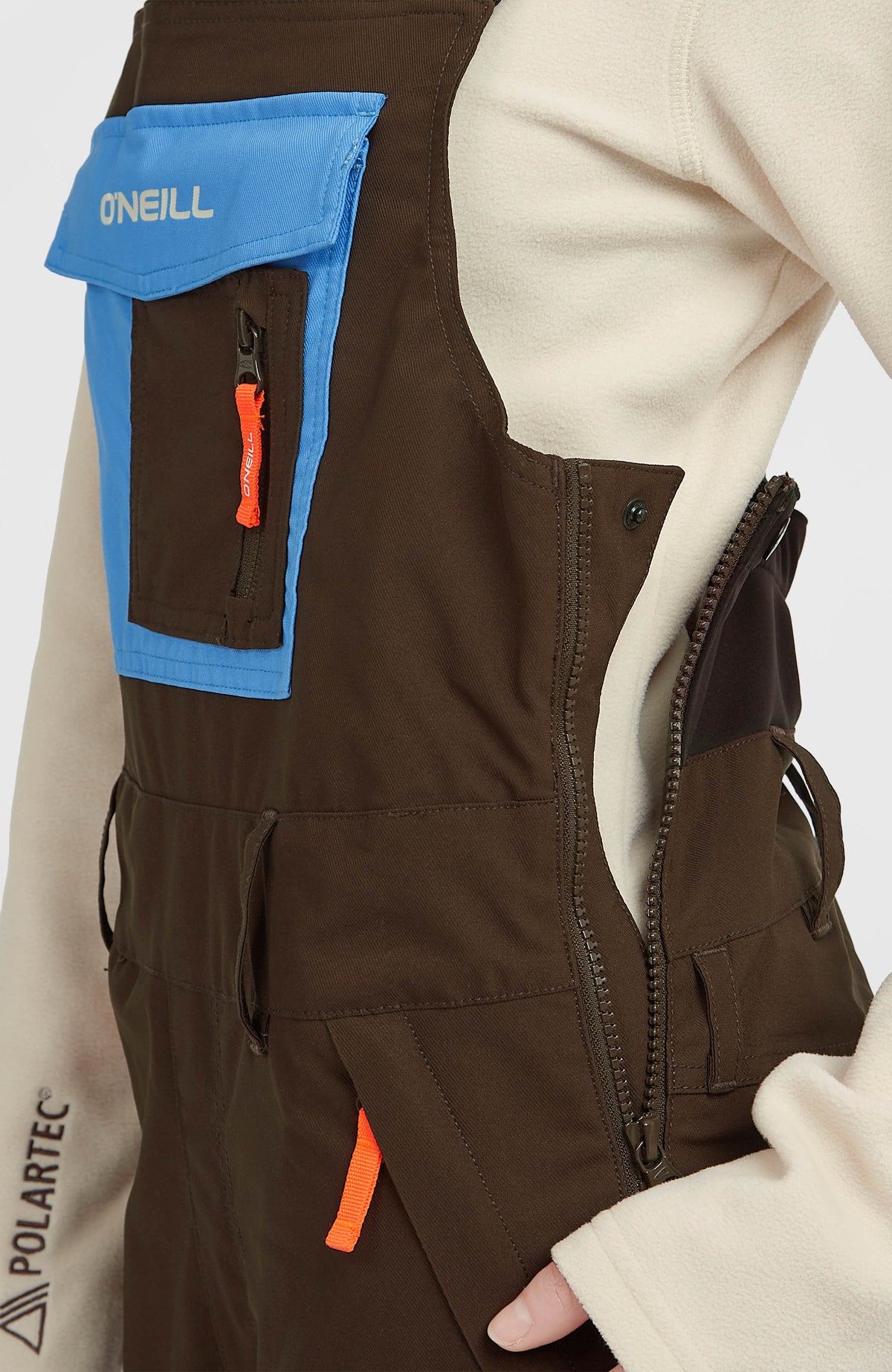 FWC'Peak Bib Skihose für Damen, braun, Nahaufnahme am Model vom seitlichen Reißverschluss mit Druckknopf
