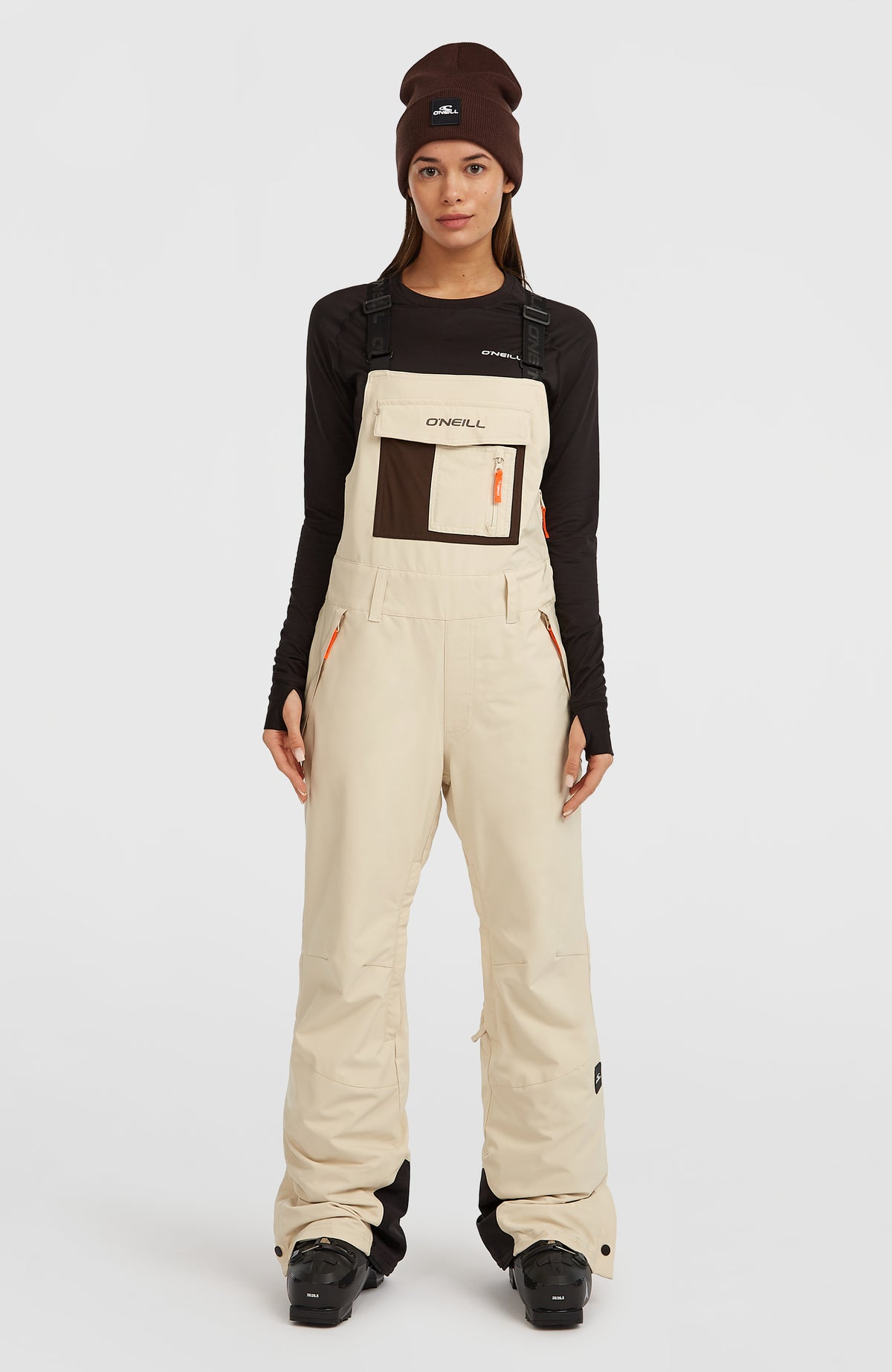 O'Neill FWC'Peak Bib Skihose für Damen, beige, getragen am Model, Ganzkörperansicht von vorne