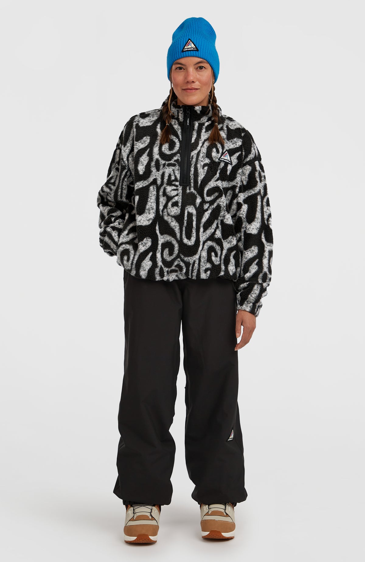 Schwarze FWC'Play Ski- und Snowboardhose für Damen, Ganzkörperansicht am Model von vorne