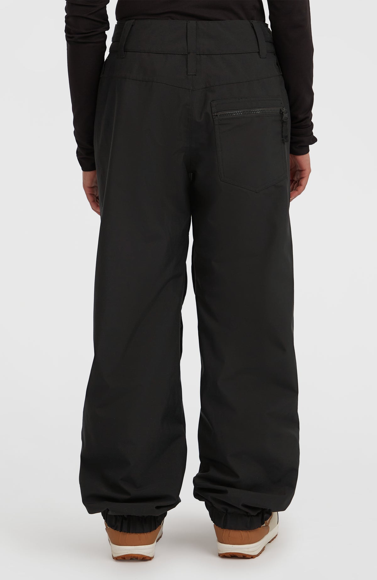 FWC'Play Ski- und Snowboardhose für Damen, schwarz, Rückansicht am Model mit Gesäßtasche