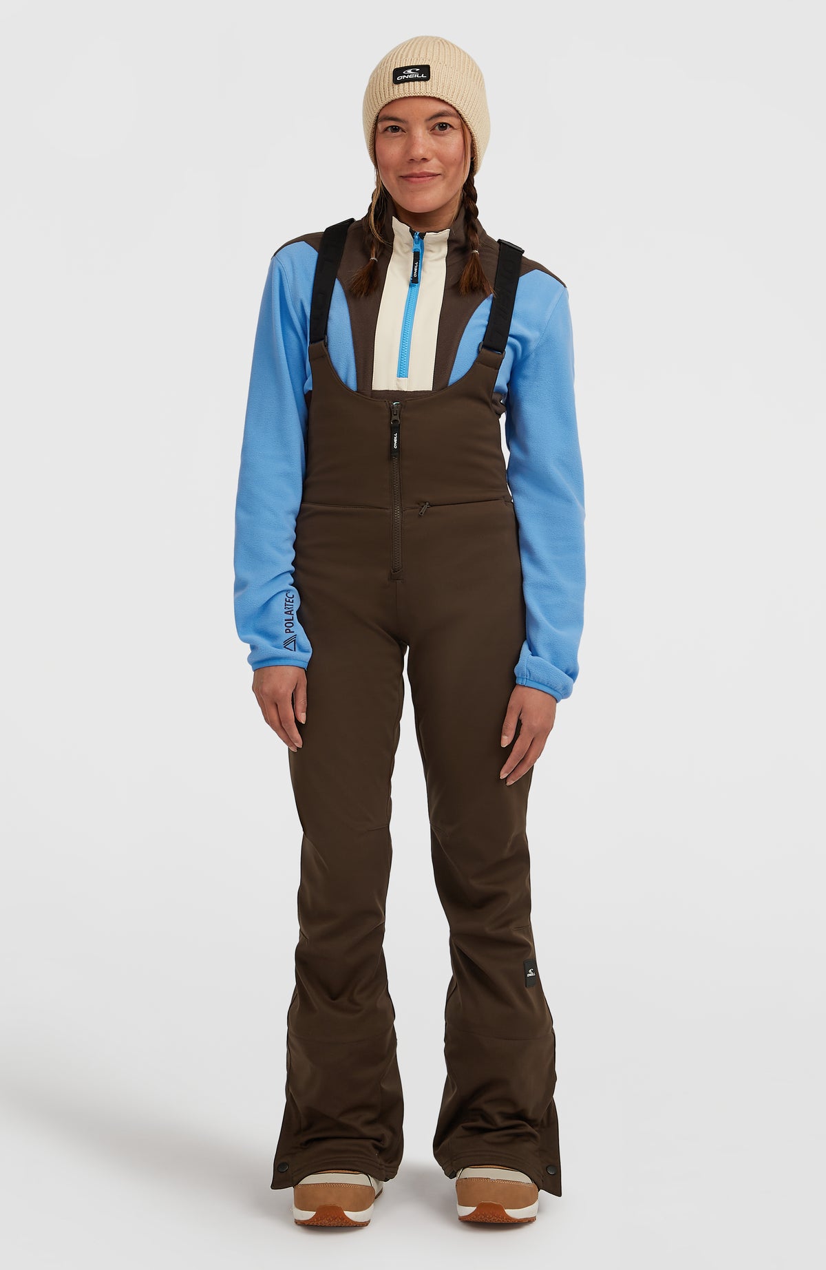 O'Neill FWC'Cruz Softshell-Skihose mit Trägern für Damen, braun, getragen am Model, Ganzkörperansicht von vorne