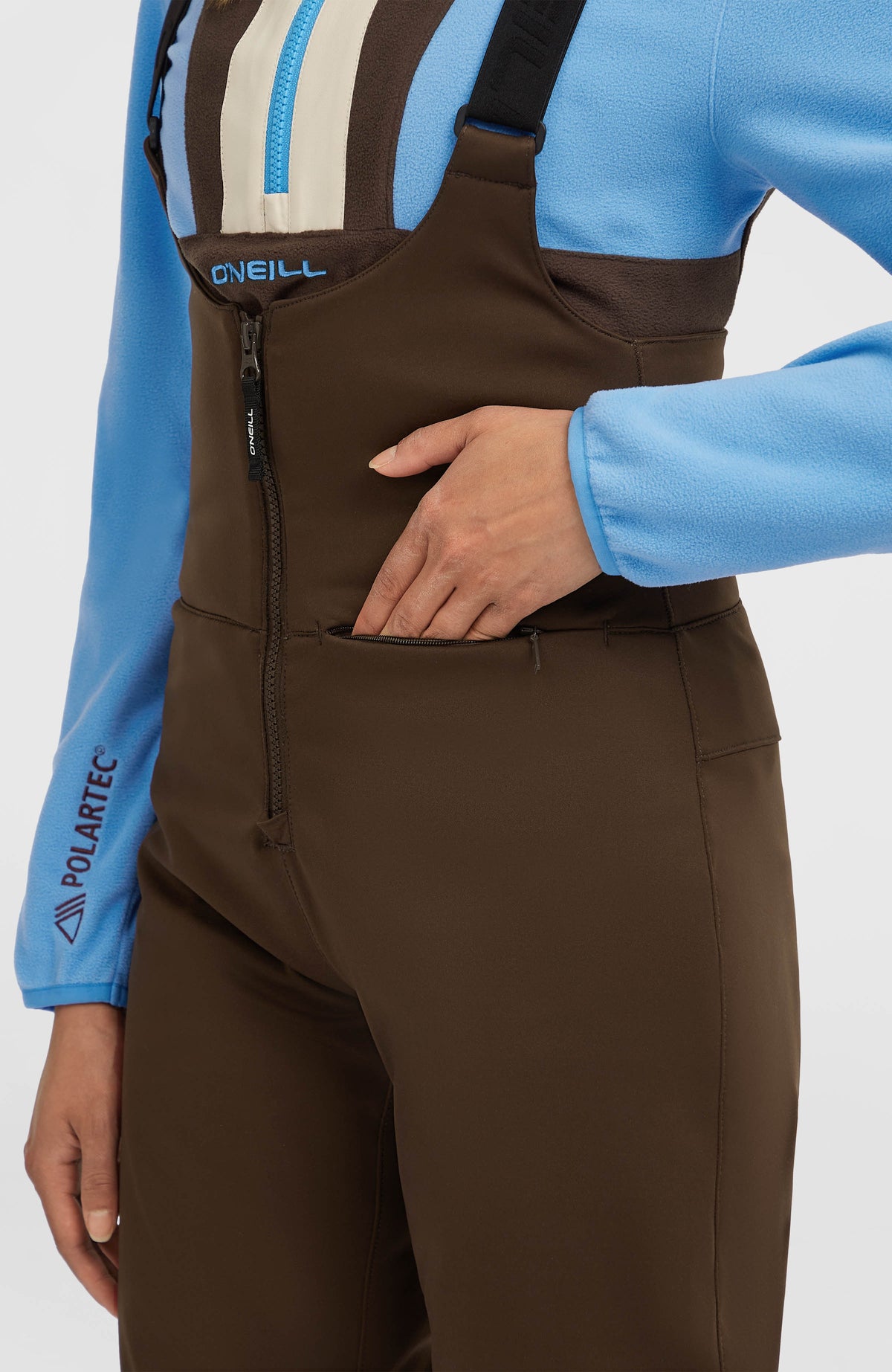 FWC'Cruz Softshell-Skihose mit Trägern, braun, Nahaufnahme der horizontalen Reißverschlusstasche