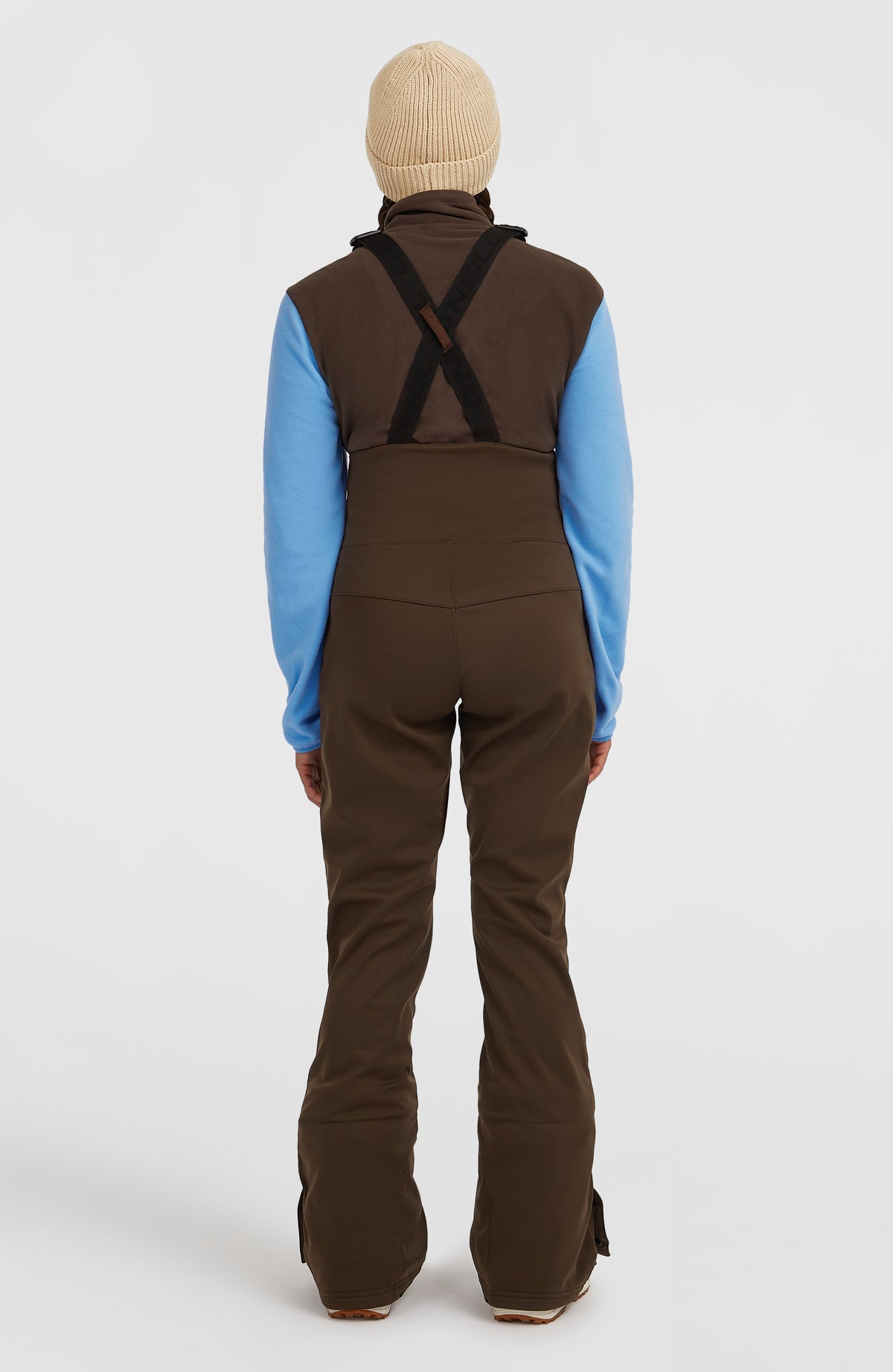 FWC'Cruz Softshell-Skihose mit Trägern für Damen, braun, getragen am Model von hinten mit gekreuzten Trägern