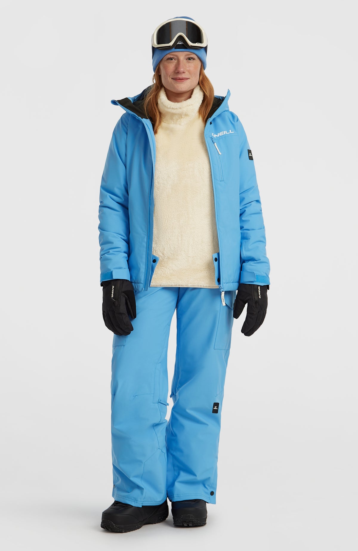 FWC'Cruz Cargo-Skihose für Damen, blau, getragen am Model mit passender Skijacke in Ganzkörperansicht