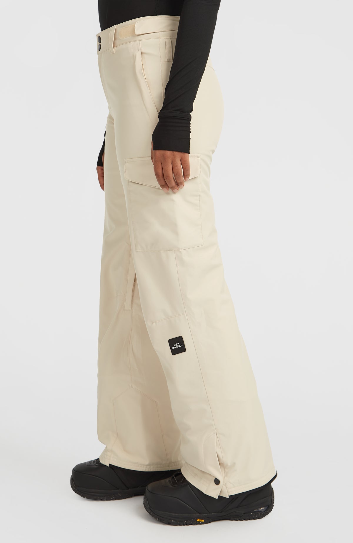 Beige FWC'Cruz Cargo-Skihose für Damen, Seitenansicht am Model mit Beintasche