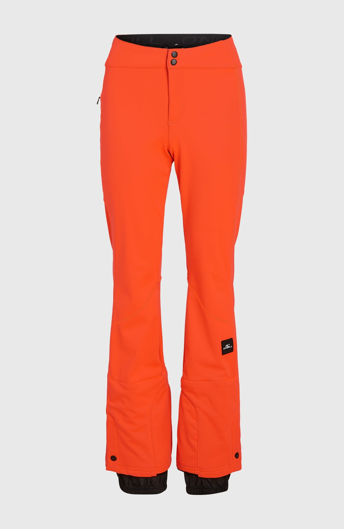 Rote FWC'Cruz Softshell-Skihose für Damen, freigestellt von vorne mit Schneefang an den Beinabschlüssen