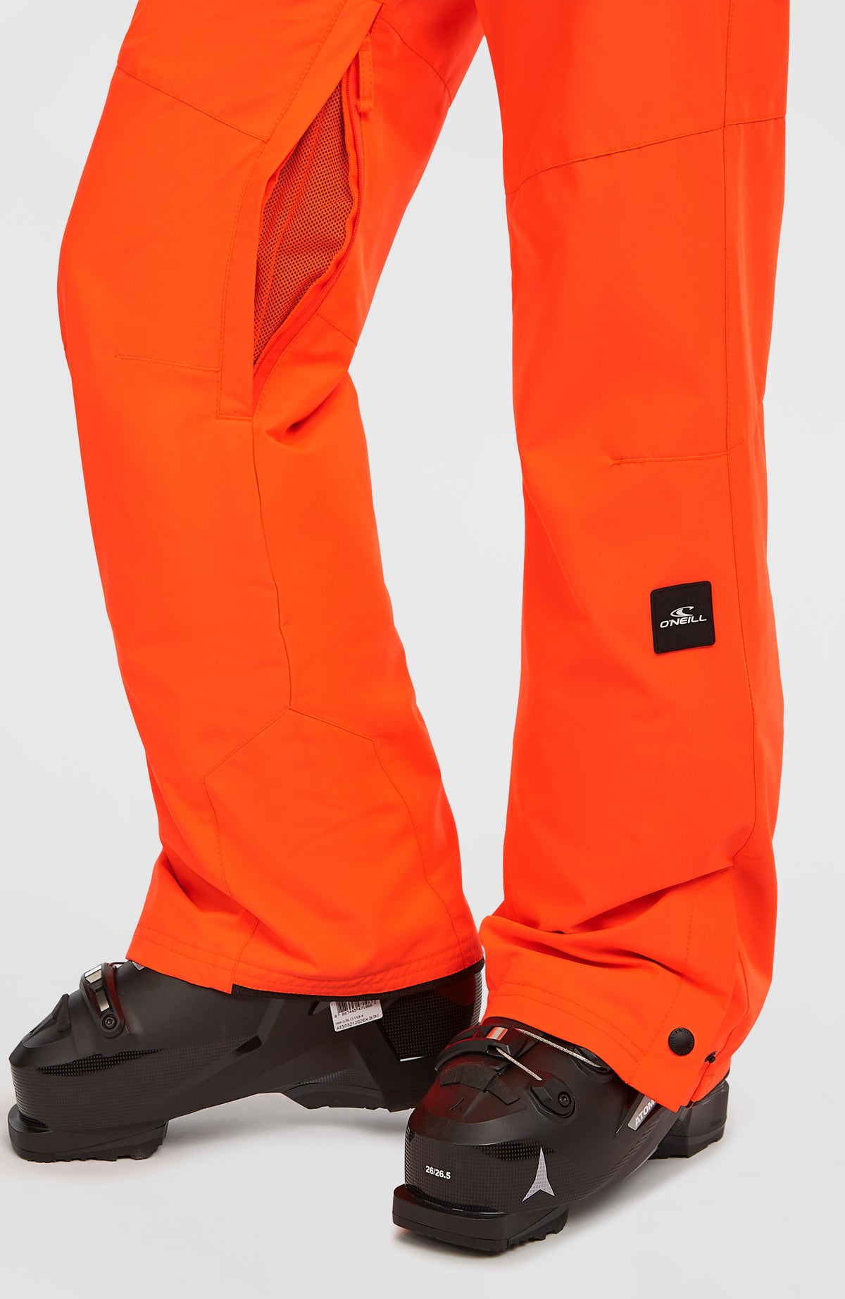 Nahaufnahme der roten FWC'Cruz Slim Skihose am Model mit geöffnetem Belüftungsreißverschluss