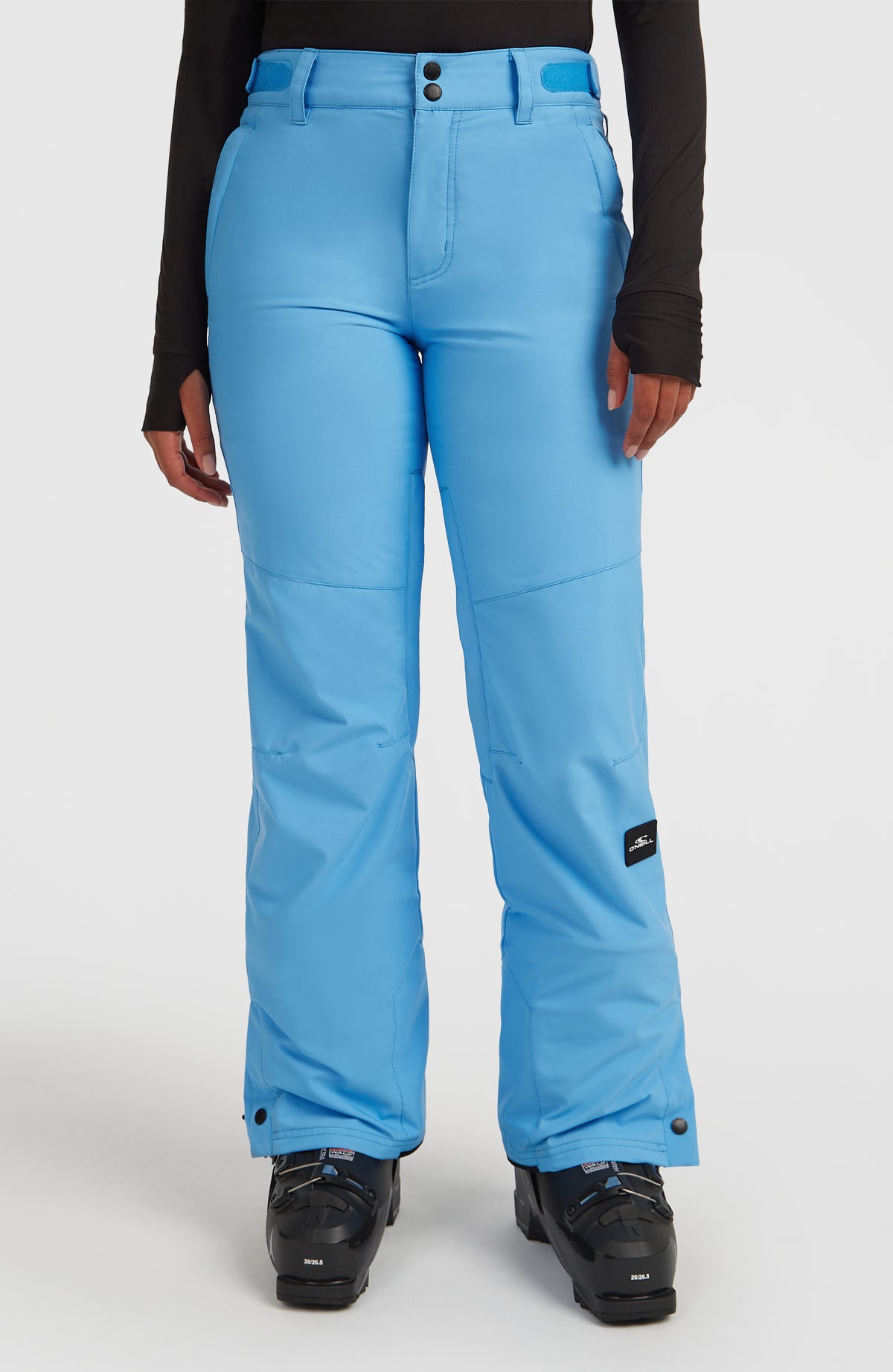 O'Neill FWC'Cruz Slim Skihose für Damen, blau, Vorderansicht am Model mit verstellbarem Bund und Logo-Aufnäher