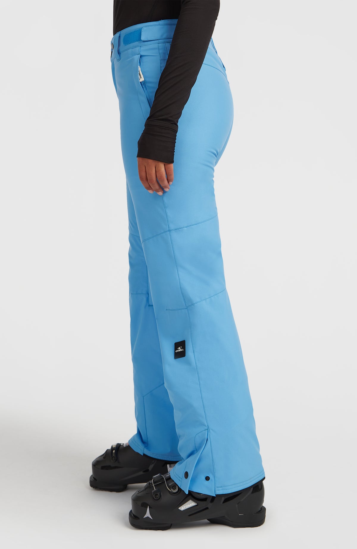 FWC'Cruz Slim Skihose für Damen, blau, Seitenansicht am Model mit Logo-Patch am unteren Hosenbein