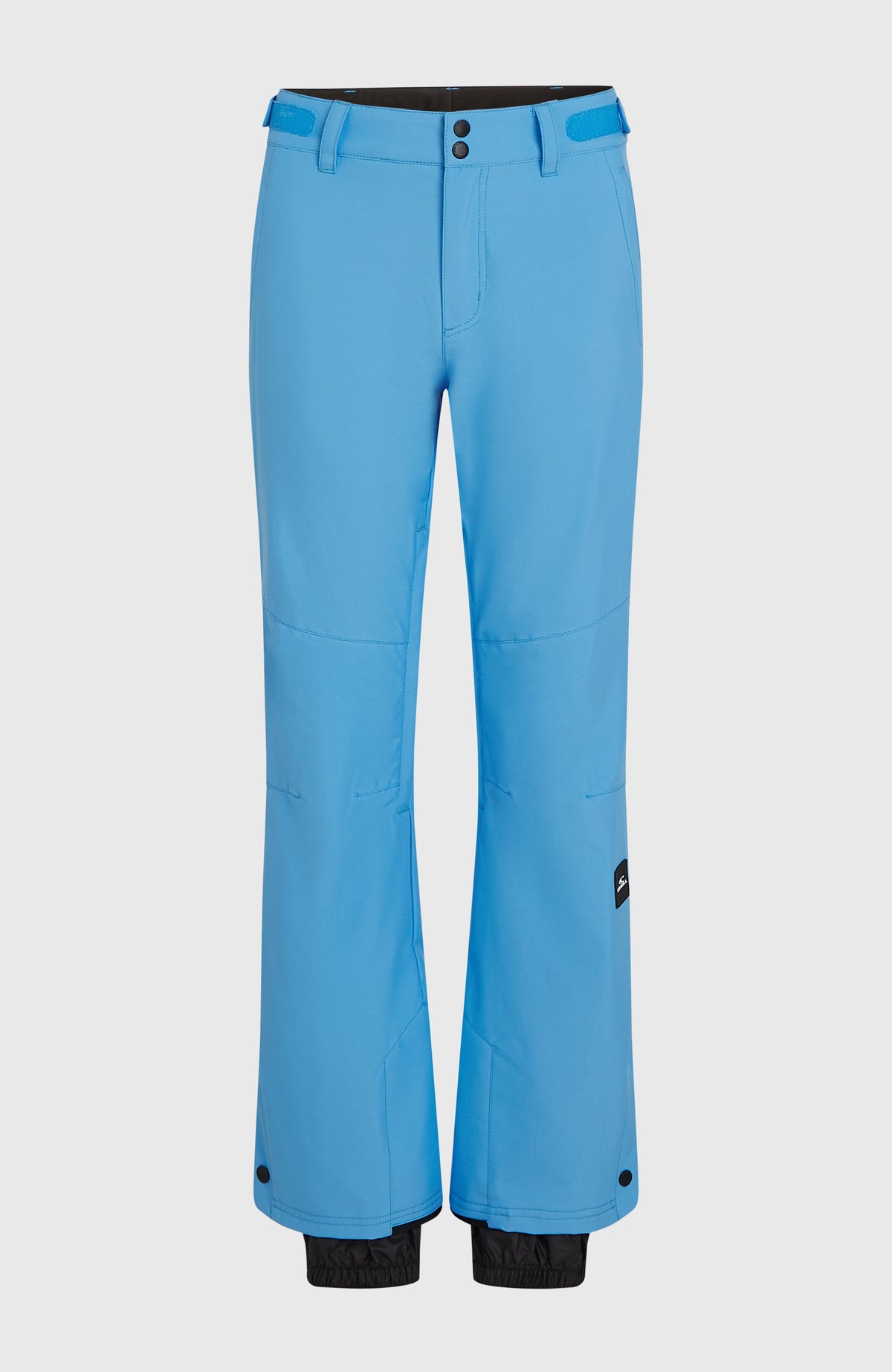 Blaue FWC'Cruz Slim Skihose für Damen, freigestellt von vorne mit Knöpfen am Bund und integriertem Schneefang