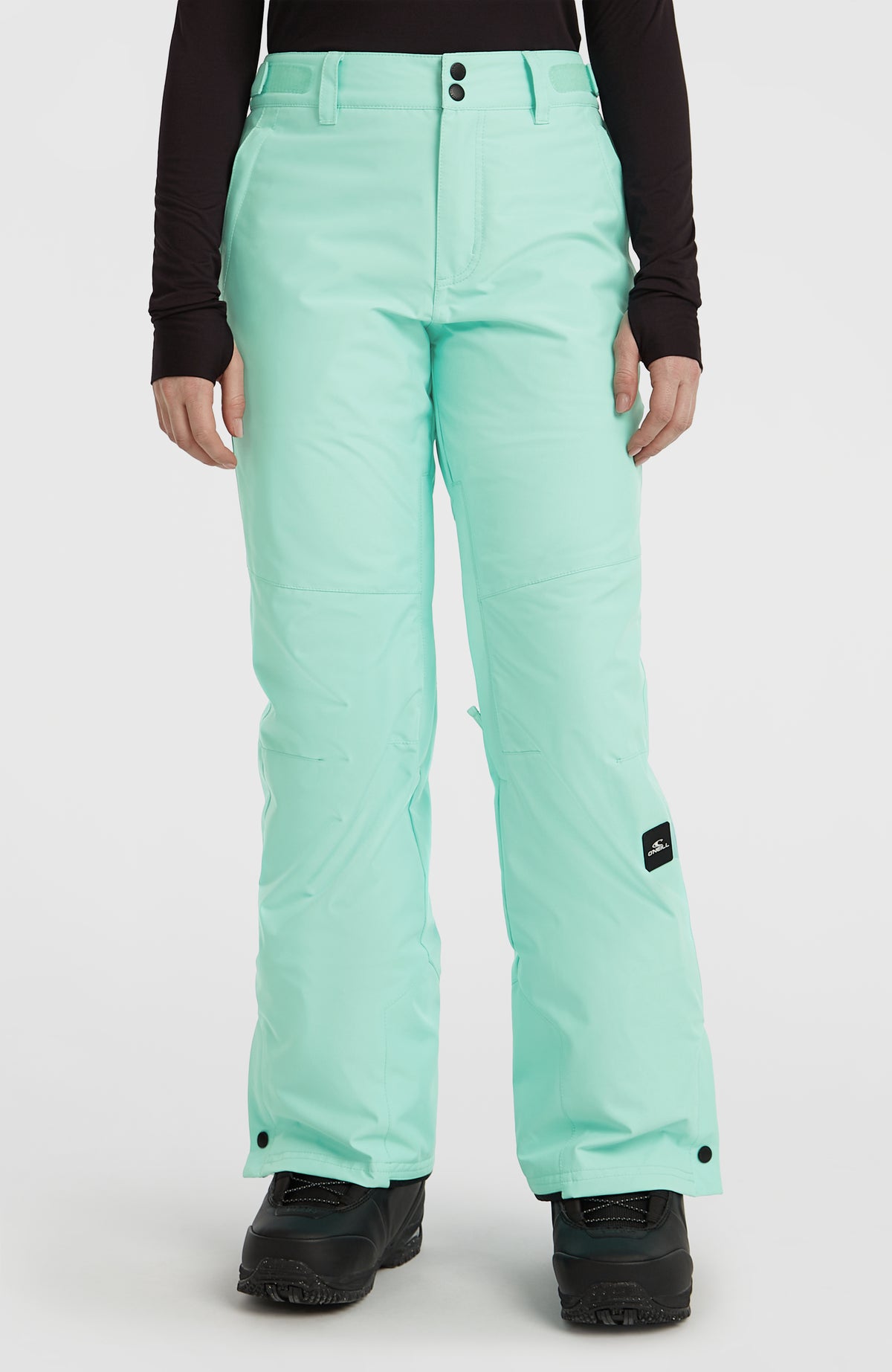 O'Neill FWC'Cruz Slim Skihose für Damen, grün, am Model getragen, Vorderansicht mit Bund und Druckknöpfen