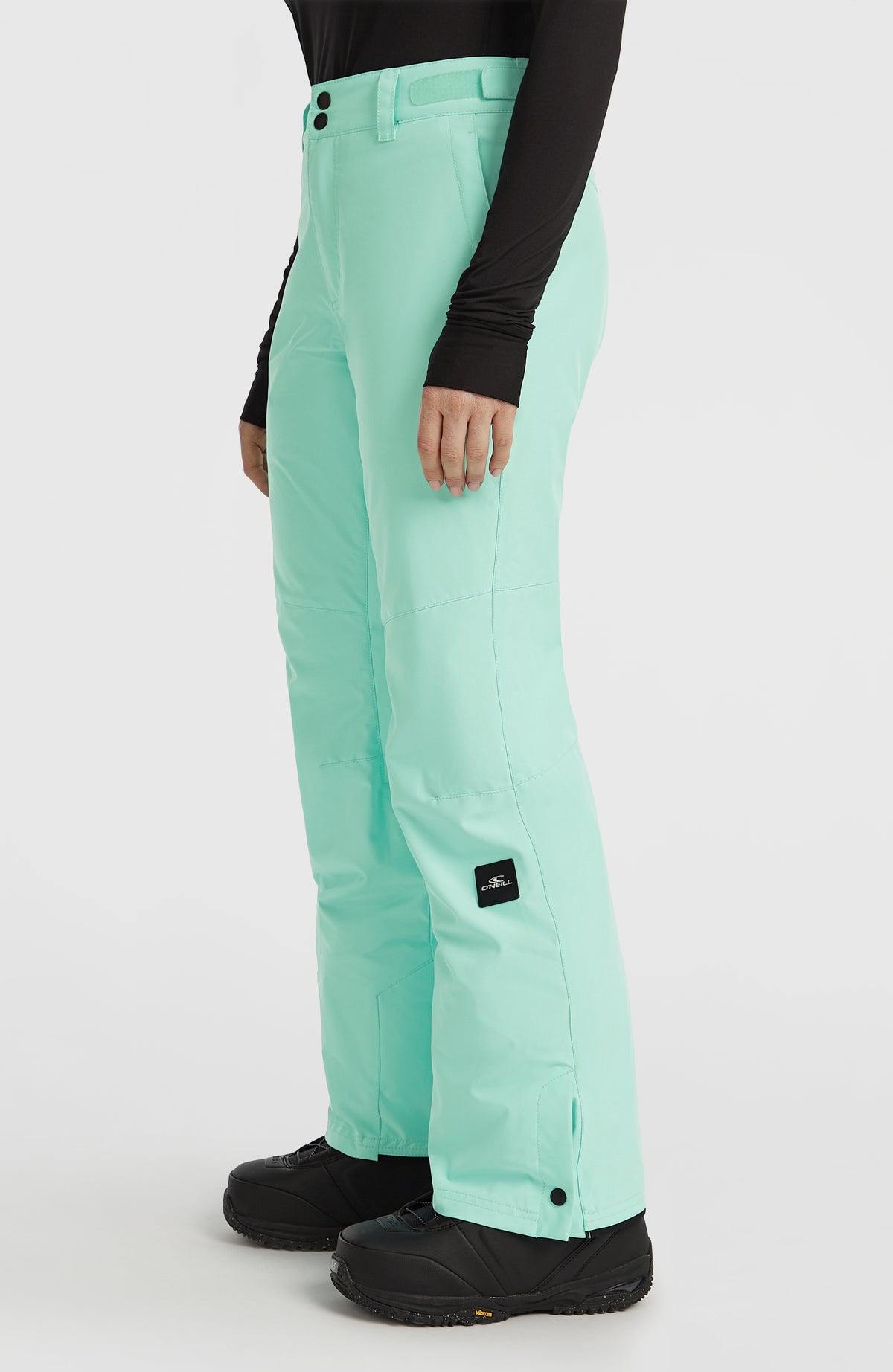 FWC'Cruz Slim Skihose für Damen, grün, am Model, Seitenansicht mit Logo-Patch am Hosenbein