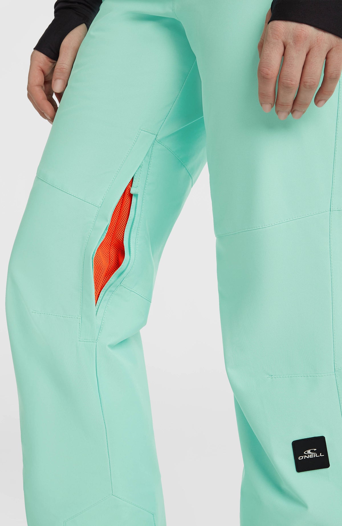 FWC'Cruz Slim Skihose, grün, Nahaufnahme am Model mit geöffnetem Belüftungsreißverschluss