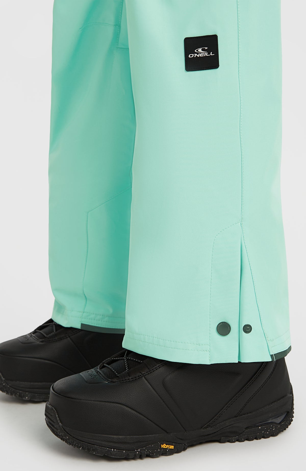 FWC'Cruz Slim Skihose, grün, Nahaufnahme am Model, Saum mit Druckknöpfen und Logo-Badge