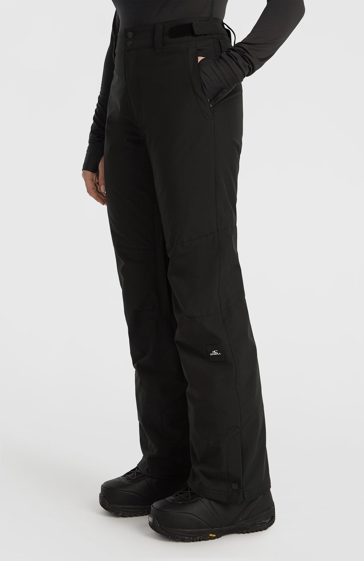 FWC'Cruz Slim Skihose für Damen, schwarz, Halbprofil am Model mit Reißverschlusstasche