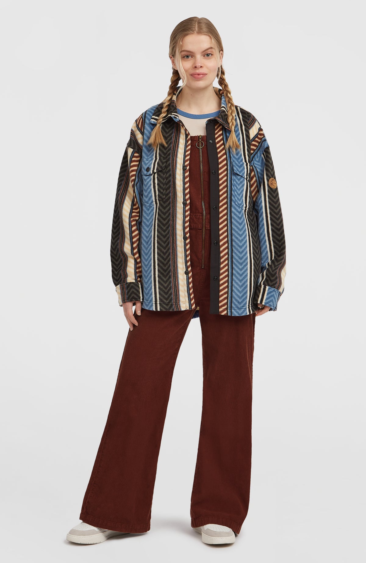 O'Riginals Cord-Latzhose, braun, getragen am Model in Kombination mit einer Hemdjacke