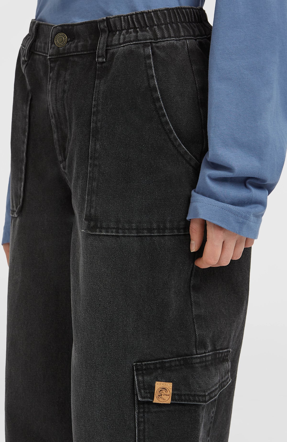 Nahaufnahme der Beintasche mit Logo-Patch an der schwarzen O'Riginals Denim-Cargohose für Damen