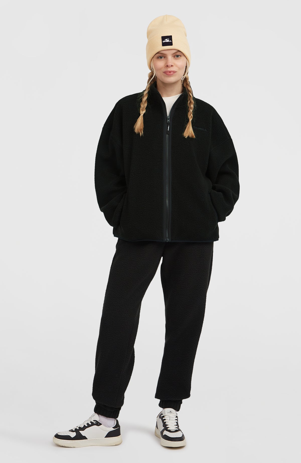 O'Neill Flauschige Must-Have Jogginghose für Damen, schwarz, Vorderansicht, getragen am Model