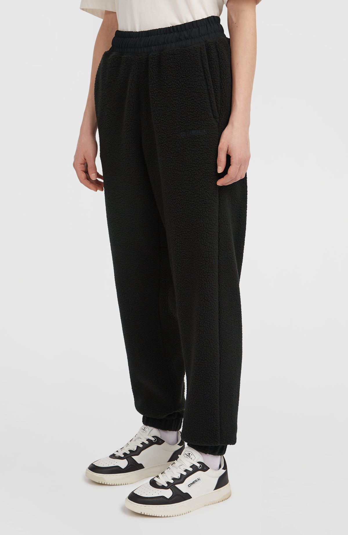 Flauschige Must-Have Jogginghose für Damen, schwarz, seitliche Ansicht am Model mit elastischem Beinabschluss