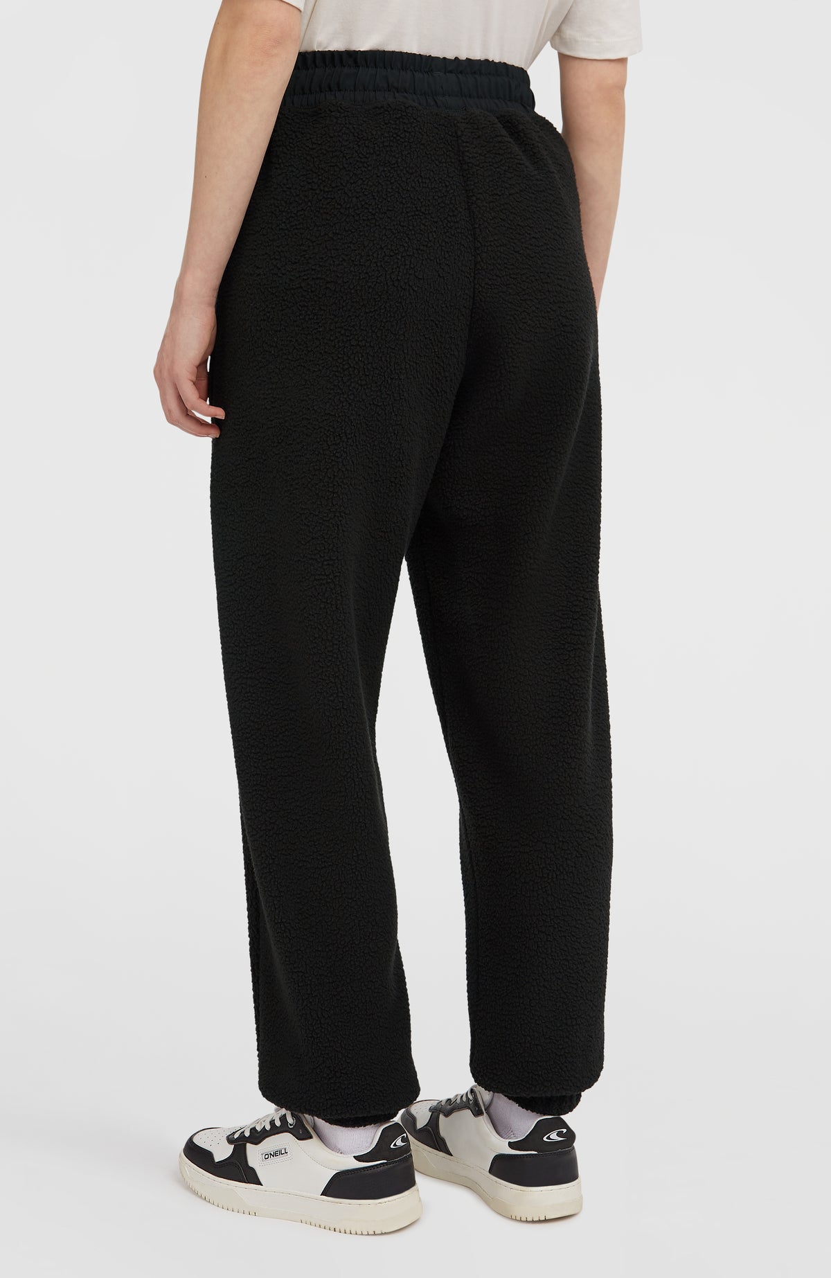 Flauschige Must-Have Jogginghose für Damen, schwarz, Rückansicht am Model mit elastischem Bund