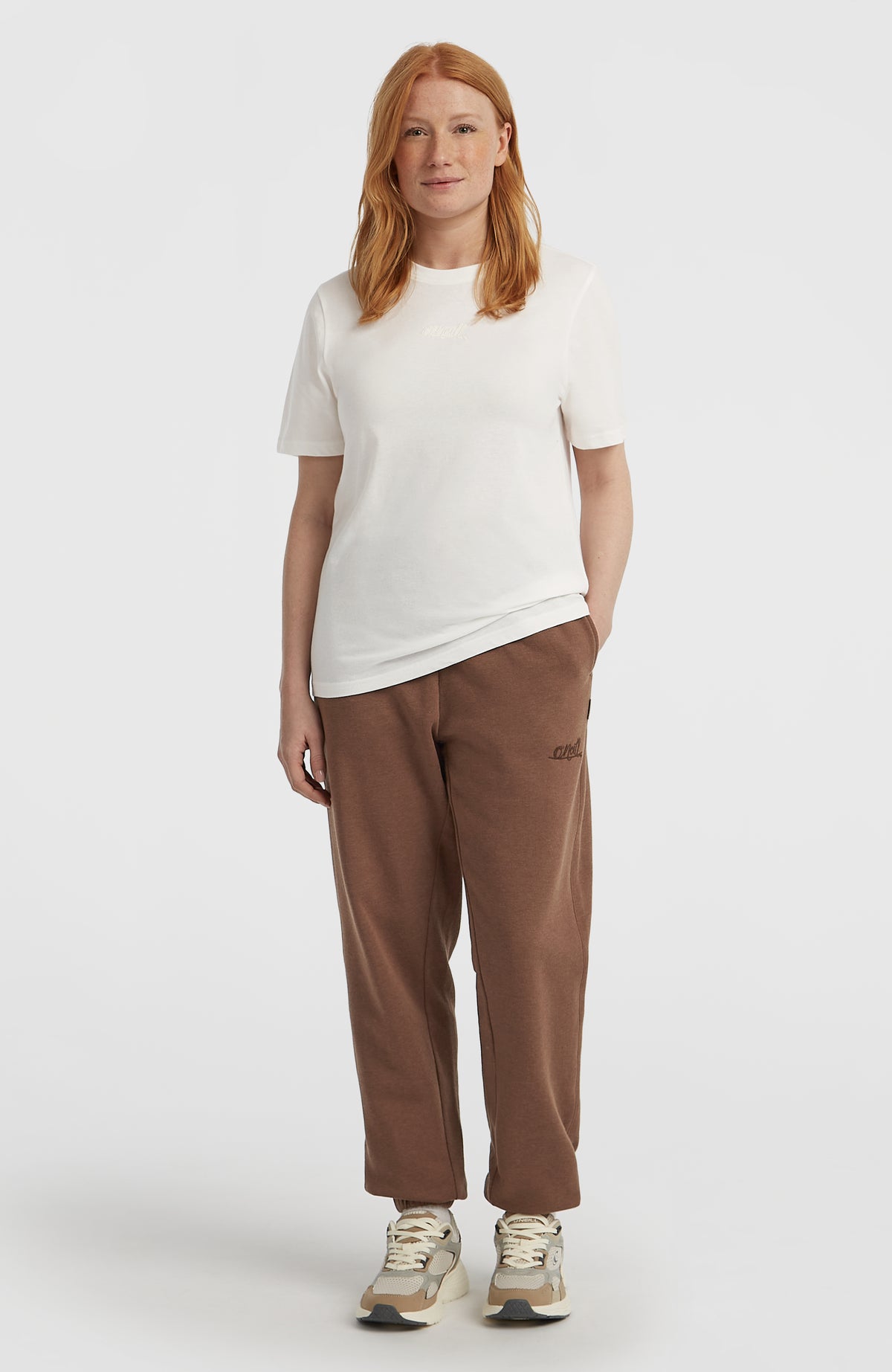 O'Neill Essentials Script Jogginghose für Damen in Braun, Vorderansicht, getragen am Model