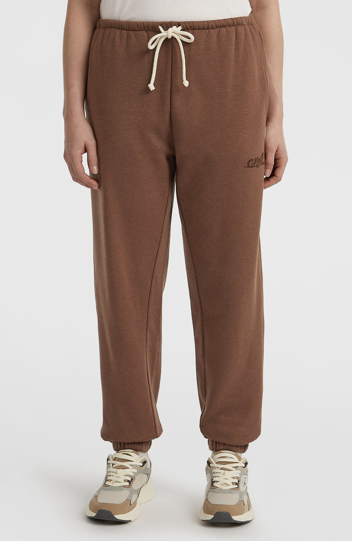Essentials Script Jogginghose für Damen, braun, Vorderansicht am Model mit Kordelzug am Bund