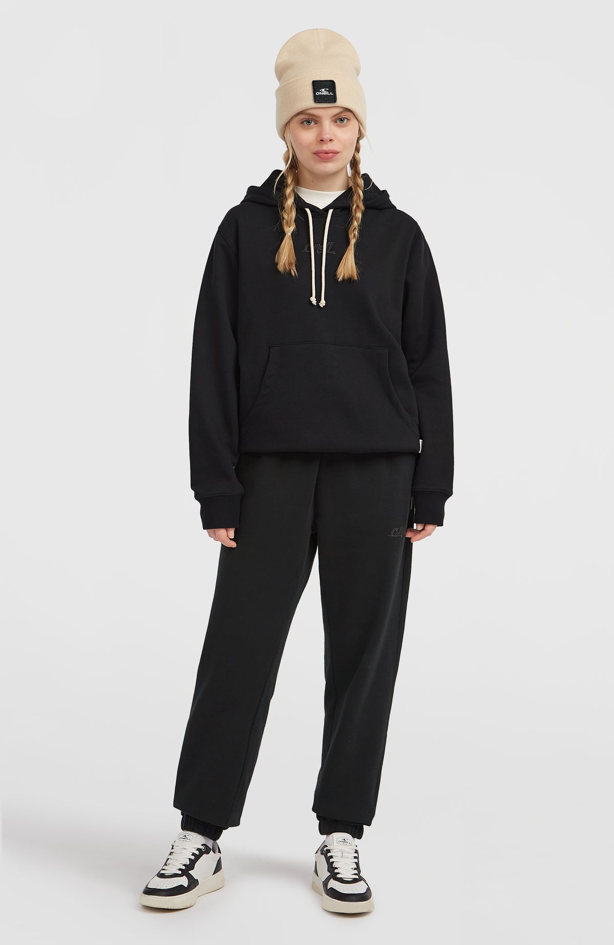 O'Neill Essentials Script Jogginghose für Damen, schwarz, Frontalansicht getragen am Model mit weitem Schnitt