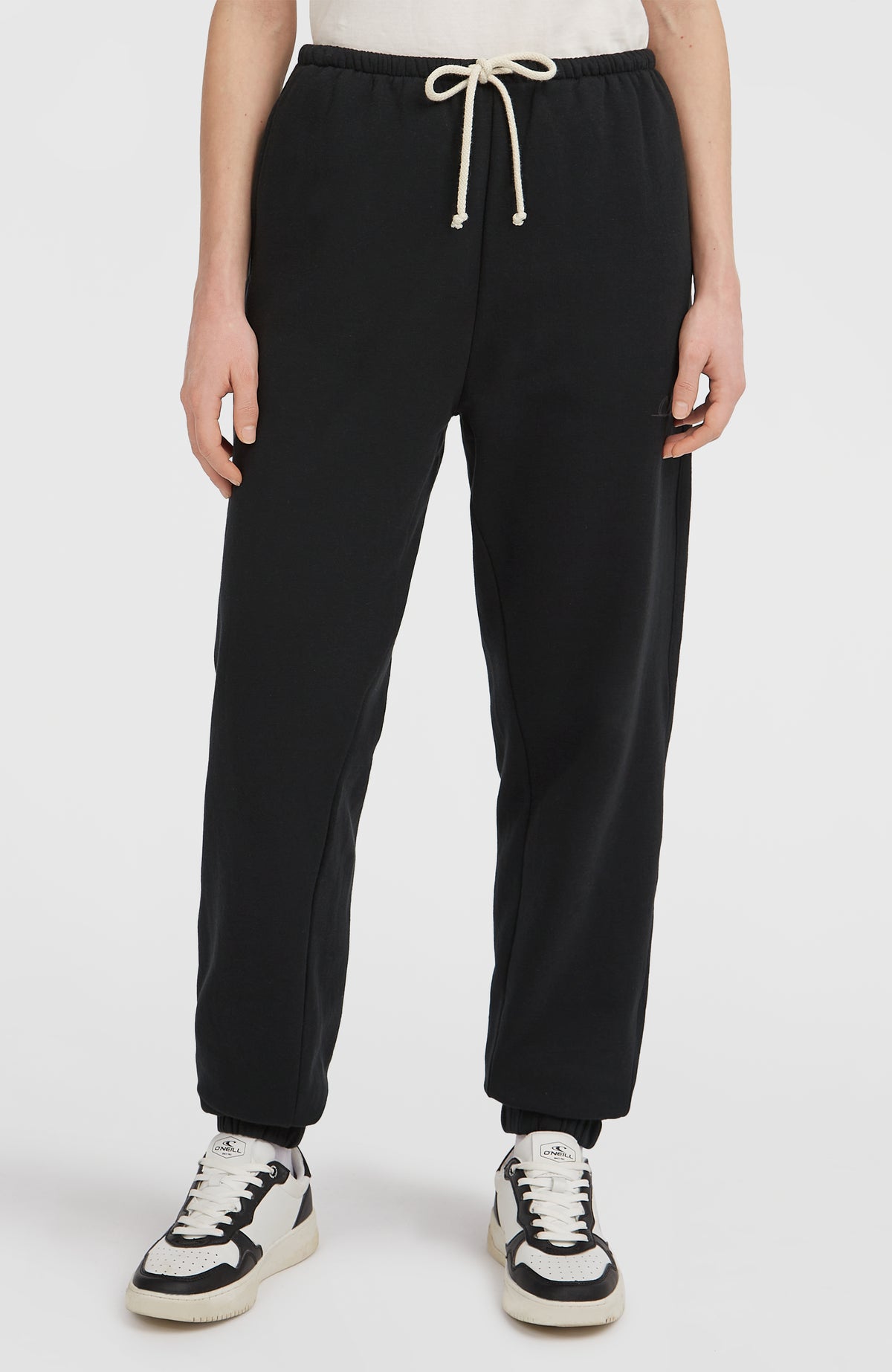 Essentials Script Jogginghose für Damen, schwarz, Vorderansicht am Model mit elastischem Bund und Kordelzug
