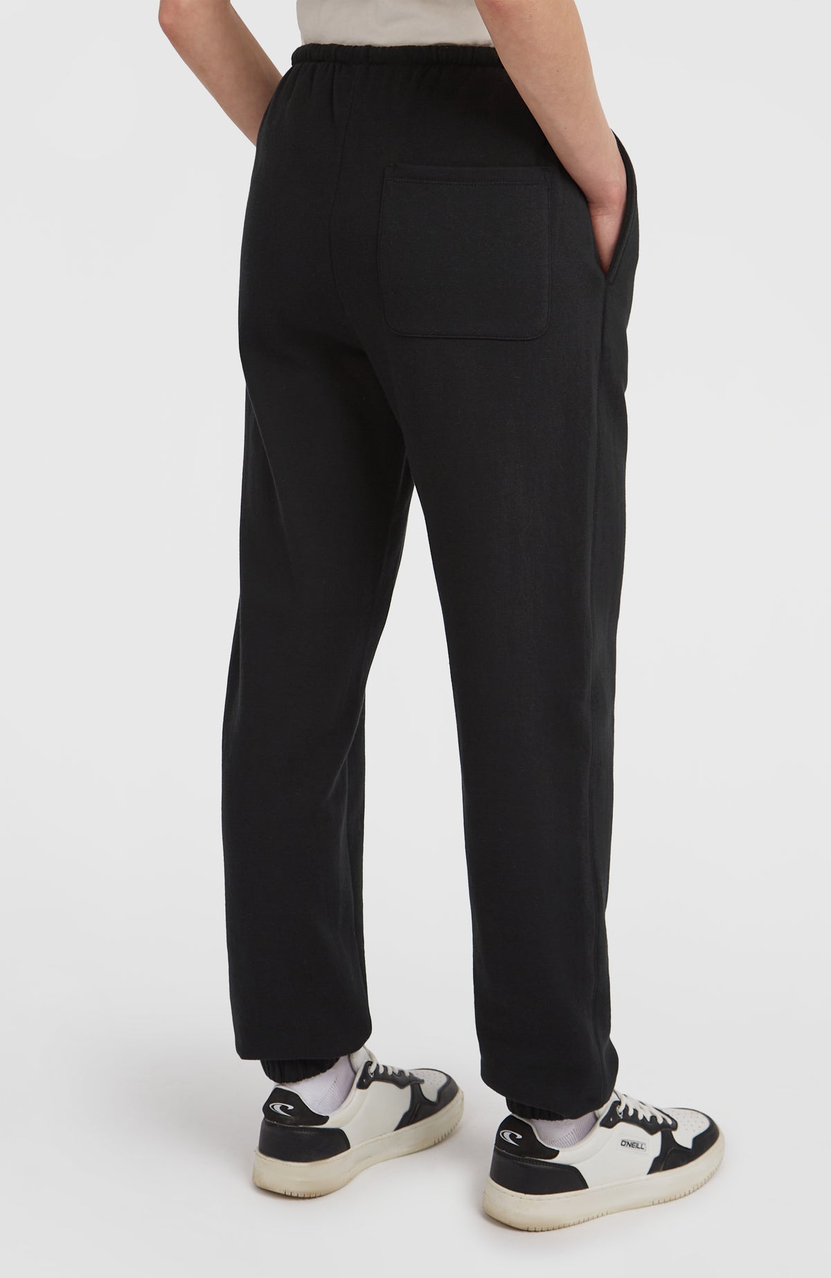 Essentials Script Jogginghose für Damen, schwarz, Rückansicht am Model mit aufgesetzter Gesäßtasche
