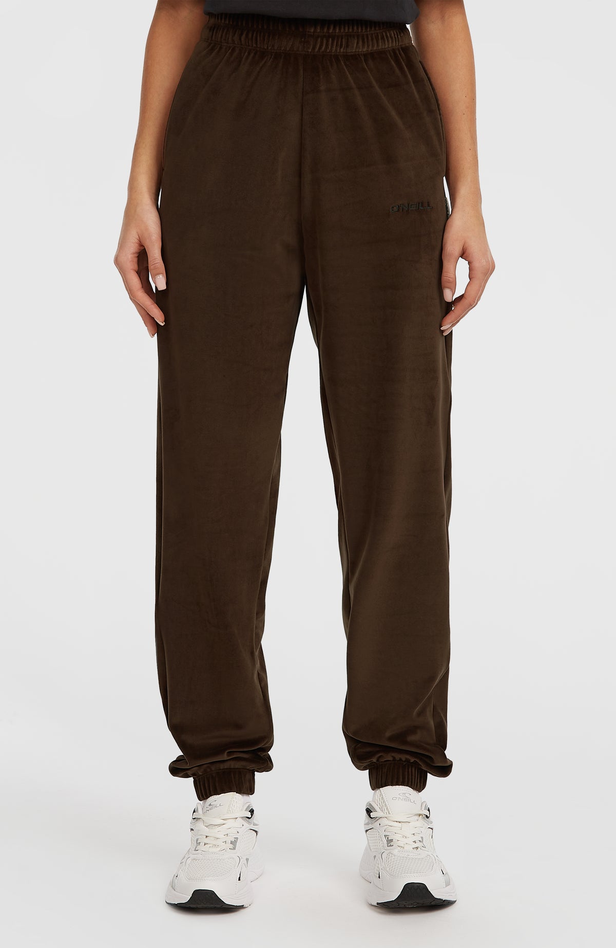 FWC'Cruz Velour Jogginghose für Damen, braun, Vorderansicht am Model mit elastischem Bund und Bündchen