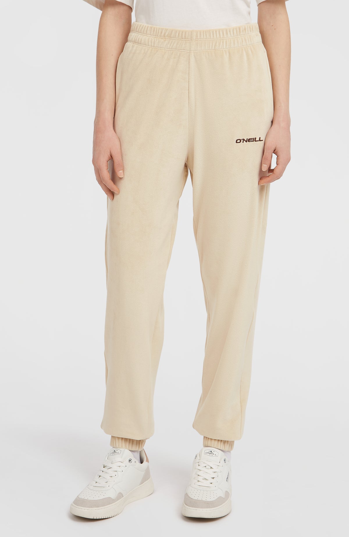 FWC'Cruz Velour Jogginghose für Damen, beige, Vorderansicht am Model mit elastischem Bund