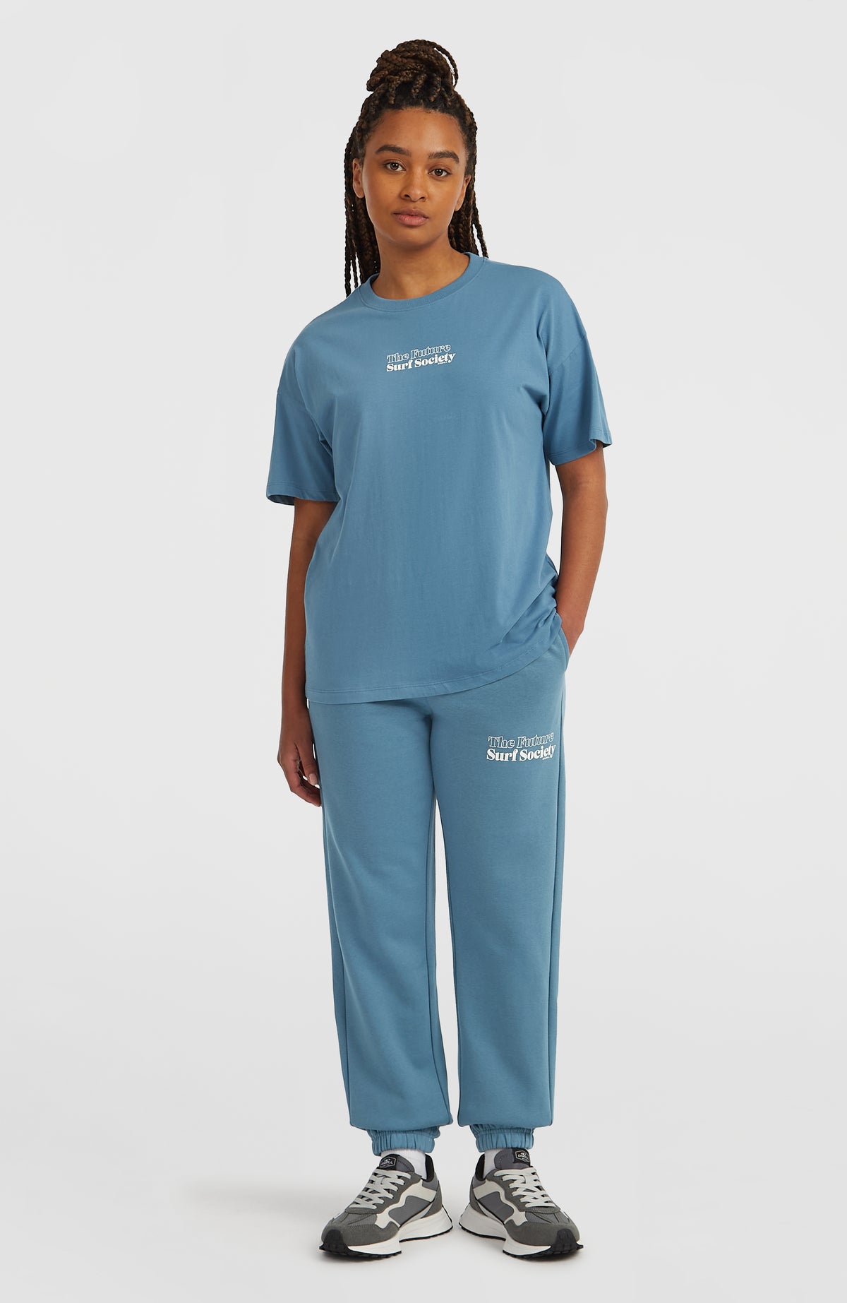 O'Neill Future Surf Society Jogginghose für Damen, blau mit Logo-Print in Weiß, Vorderansicht am Model