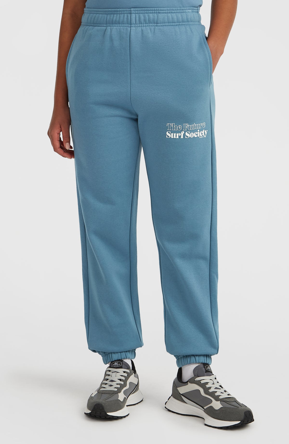 Future Surf Society Jogginghose für Damen, blau mit Logo-Print in Weiß, Vorderansicht mit elastischem Bund