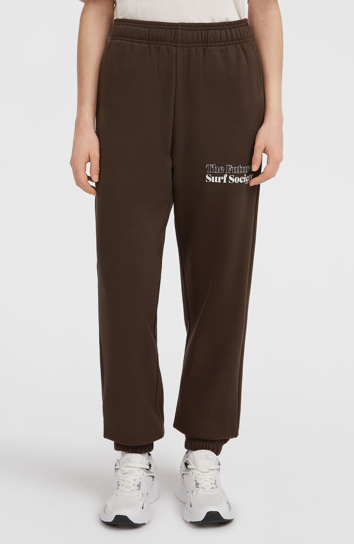 Future Surf Society Jogginghose für Damen, braun mit Logo-Print in Weiß, Frontalansicht am Model, elastischer Bund