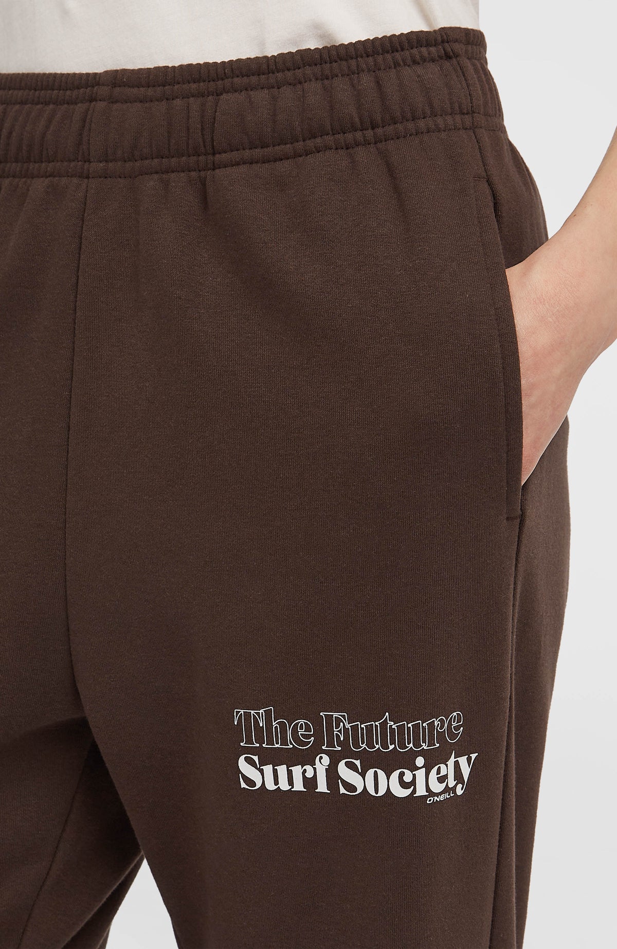 Future Surf Society Jogginghose für Damen, braun mit Logo-Print in Weiß, Nahaufnahme von Bund und Seitentasche
