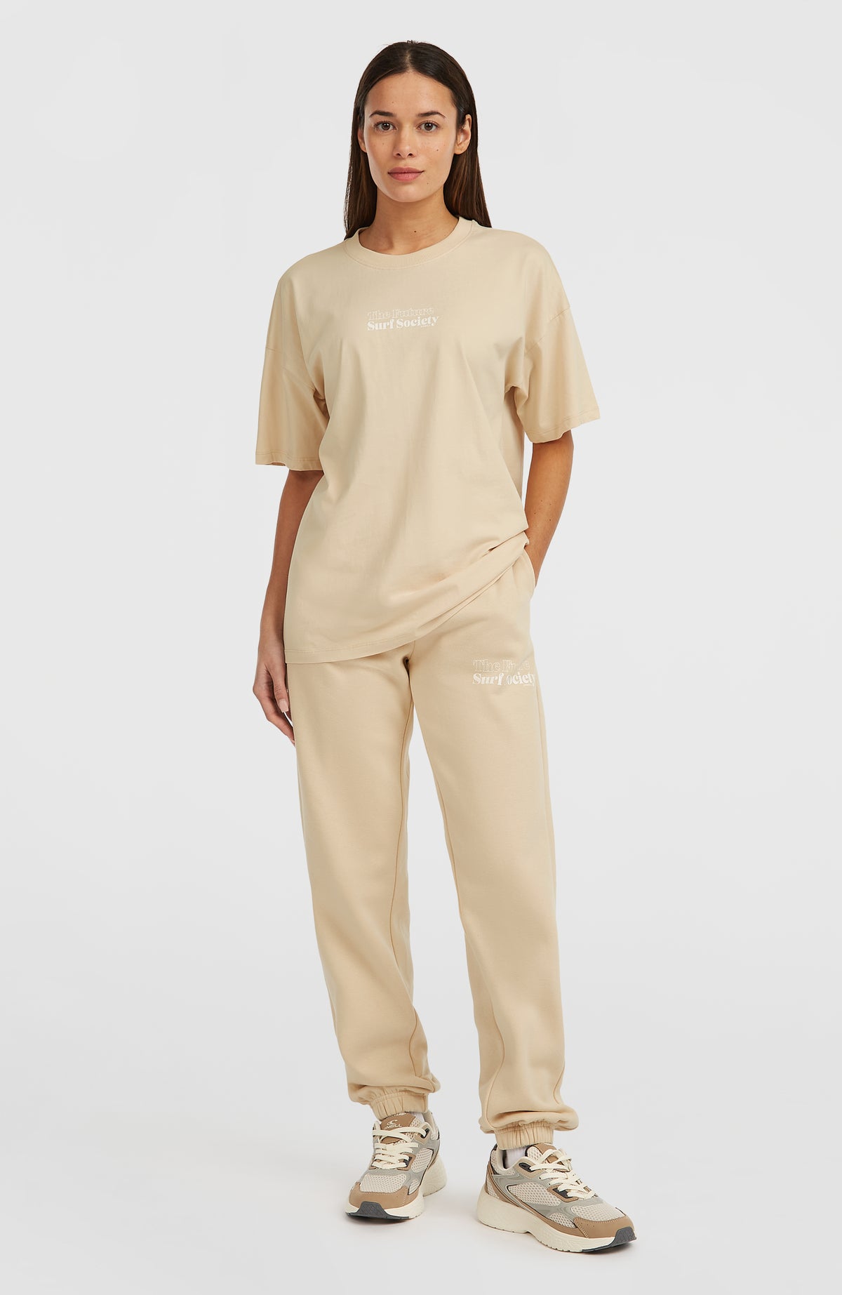 O'Neill Future Surf Society Jogginghose für Damen, beige mit Logo-Print in Weiß, am Model
