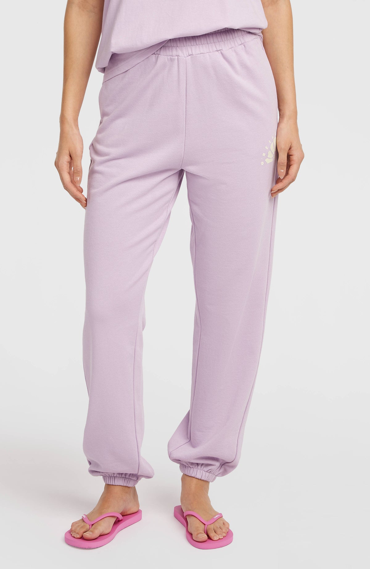 Women of the Wave Jogginghose für Damen, lila mit Logo-Print in Gelb, Vorderansicht am Model, elastischer Bund