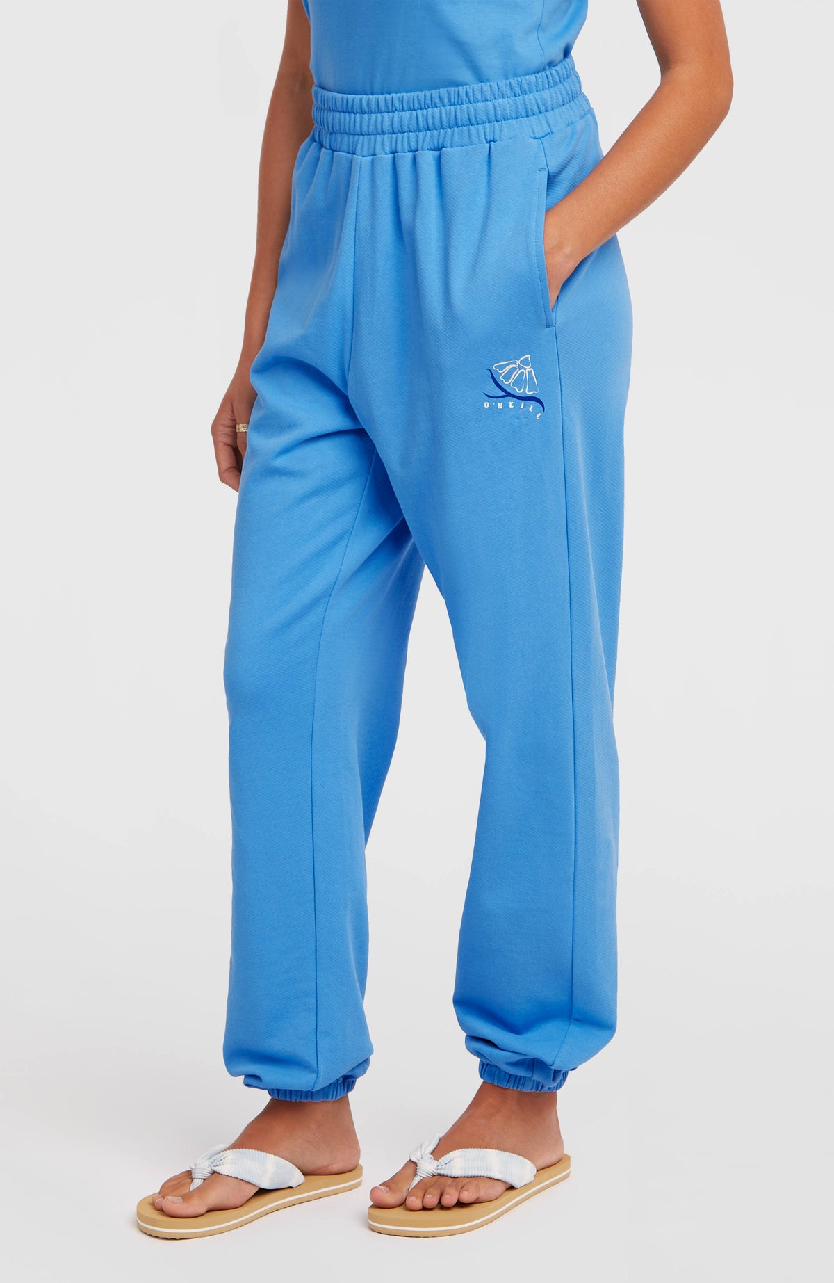 Women of the Wave Jogginghose für Damen, blau, Seitenansicht am Model, Eingrifftasche und Logo-Print