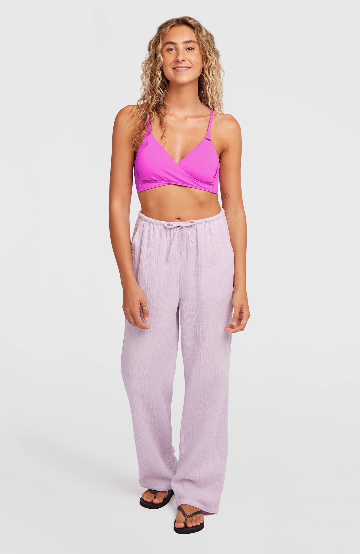 O'Neill Strukturierte Brenda Hose für Damen, lila, Vorderansicht am Model mit weitem Bein