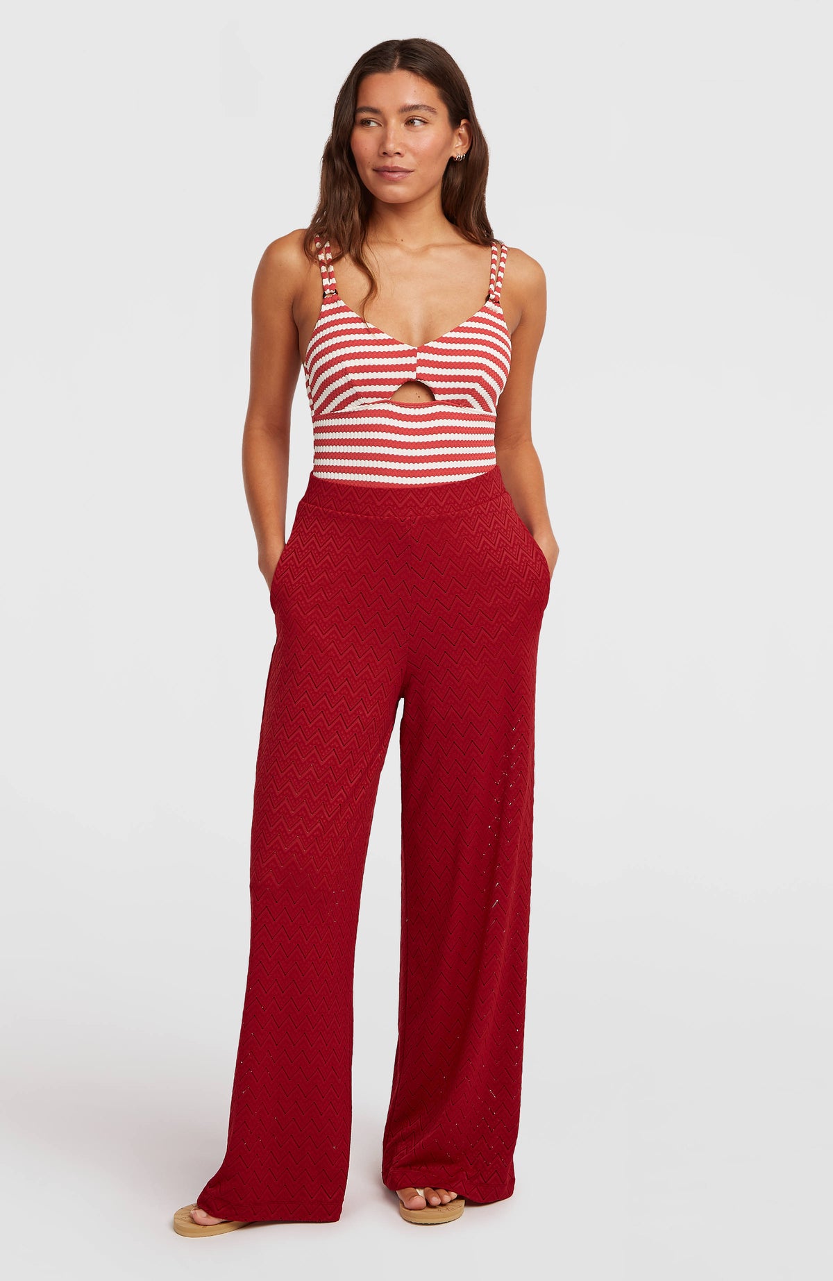 O'Neill O'Riginals Wide-Leg Hose für Damen, rot, Frontalansicht, getragen am Model