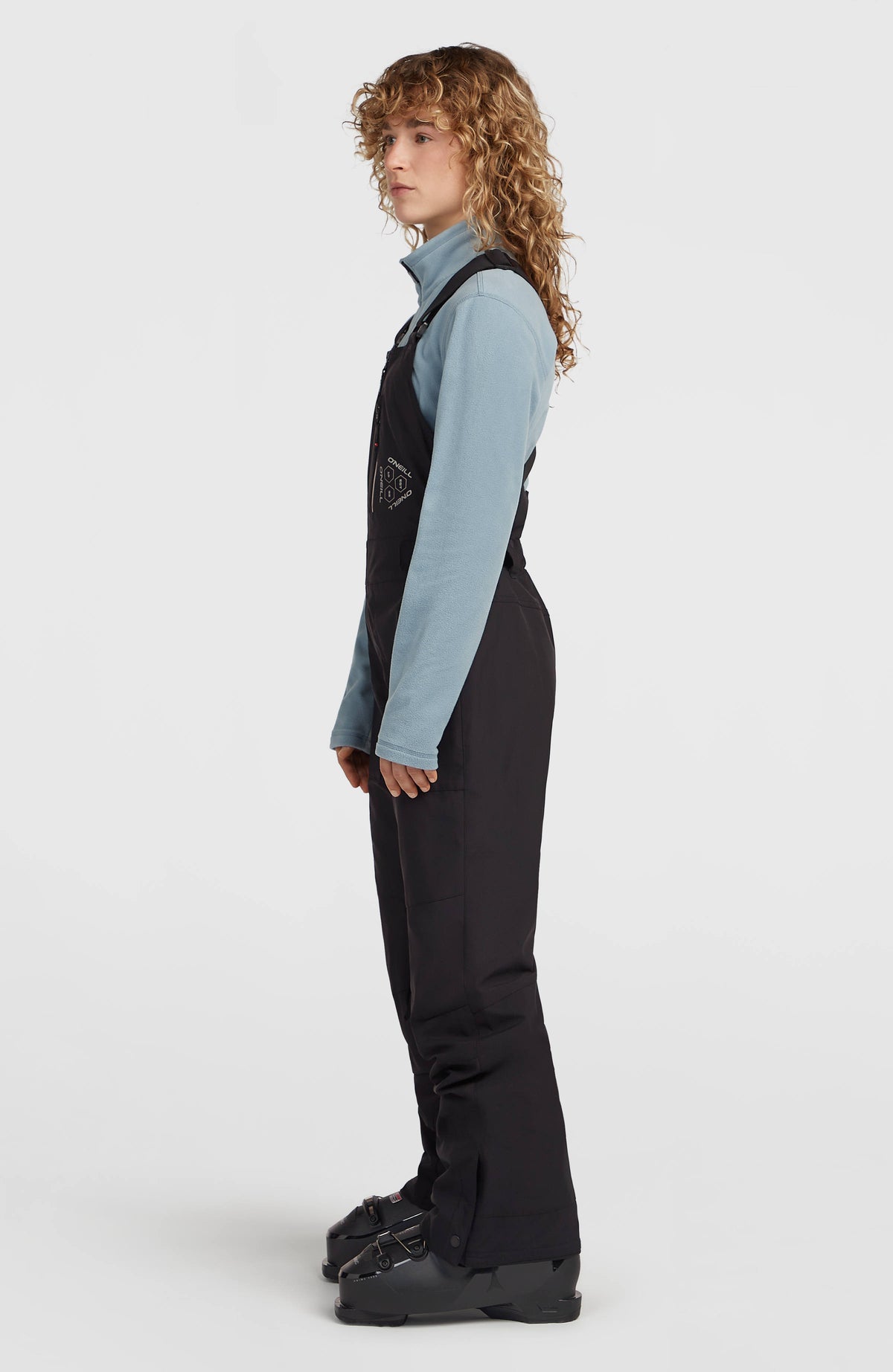 FWC'Peak Bib Skihose für Damen, schwarz, Seitenansicht getragen am Model