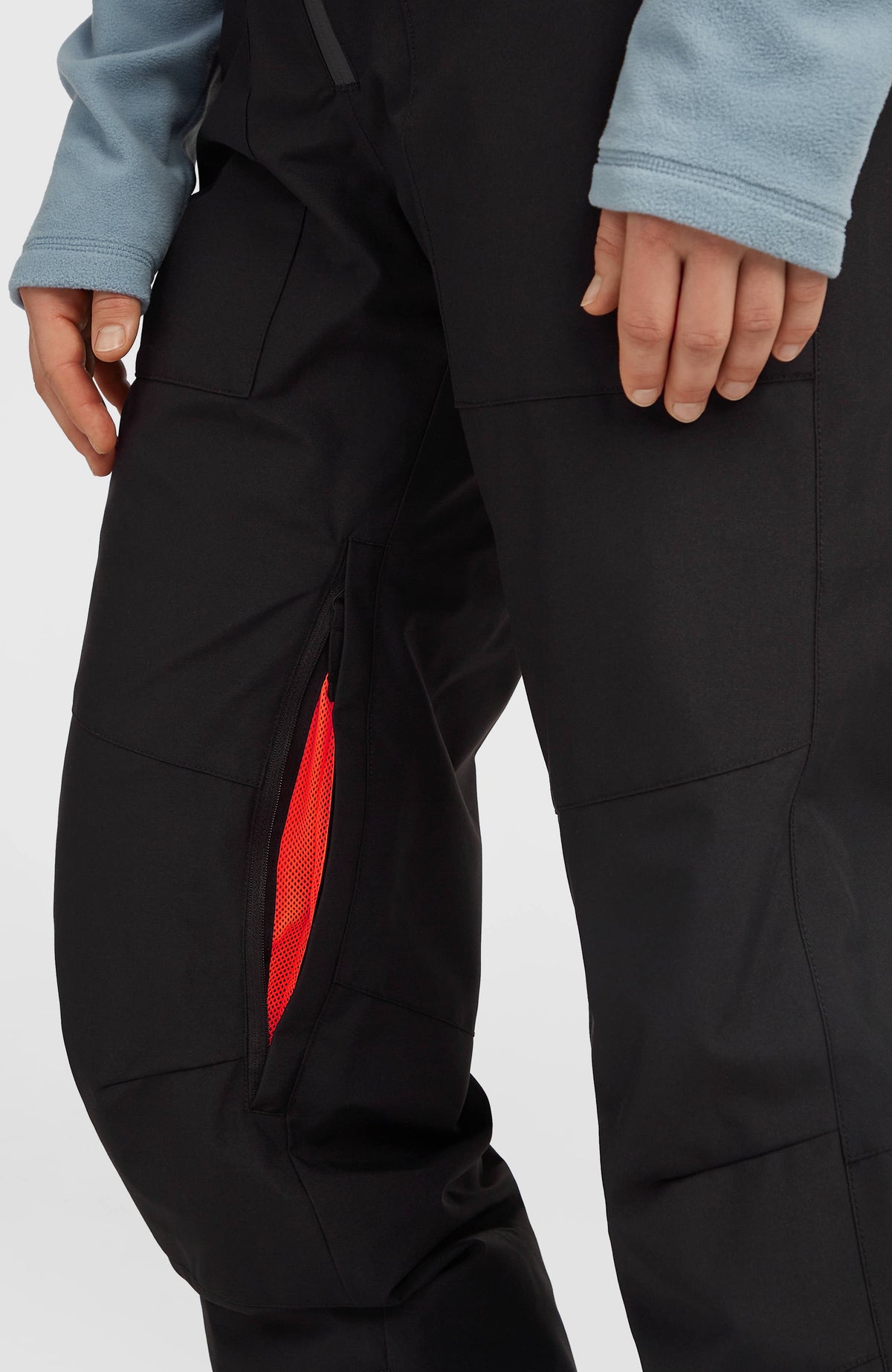 FWC'Peak Bib Skihose, schwarz, Nahaufnahme des geöffneten Belüftungsreißverschlusses am Hosenbein