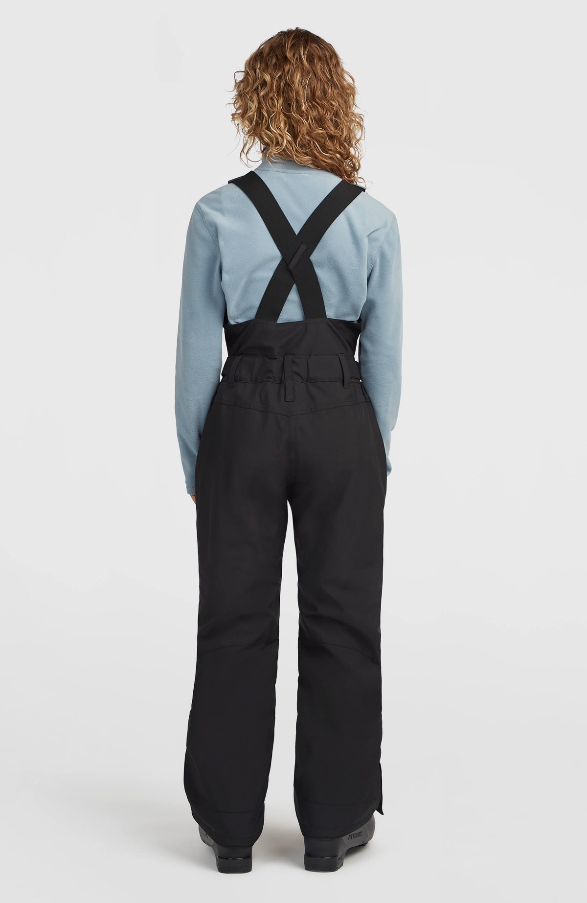 FWC'Peak Bib Skihose für Damen, schwarz, Rückansicht am Model mit überkreuzten Trägern