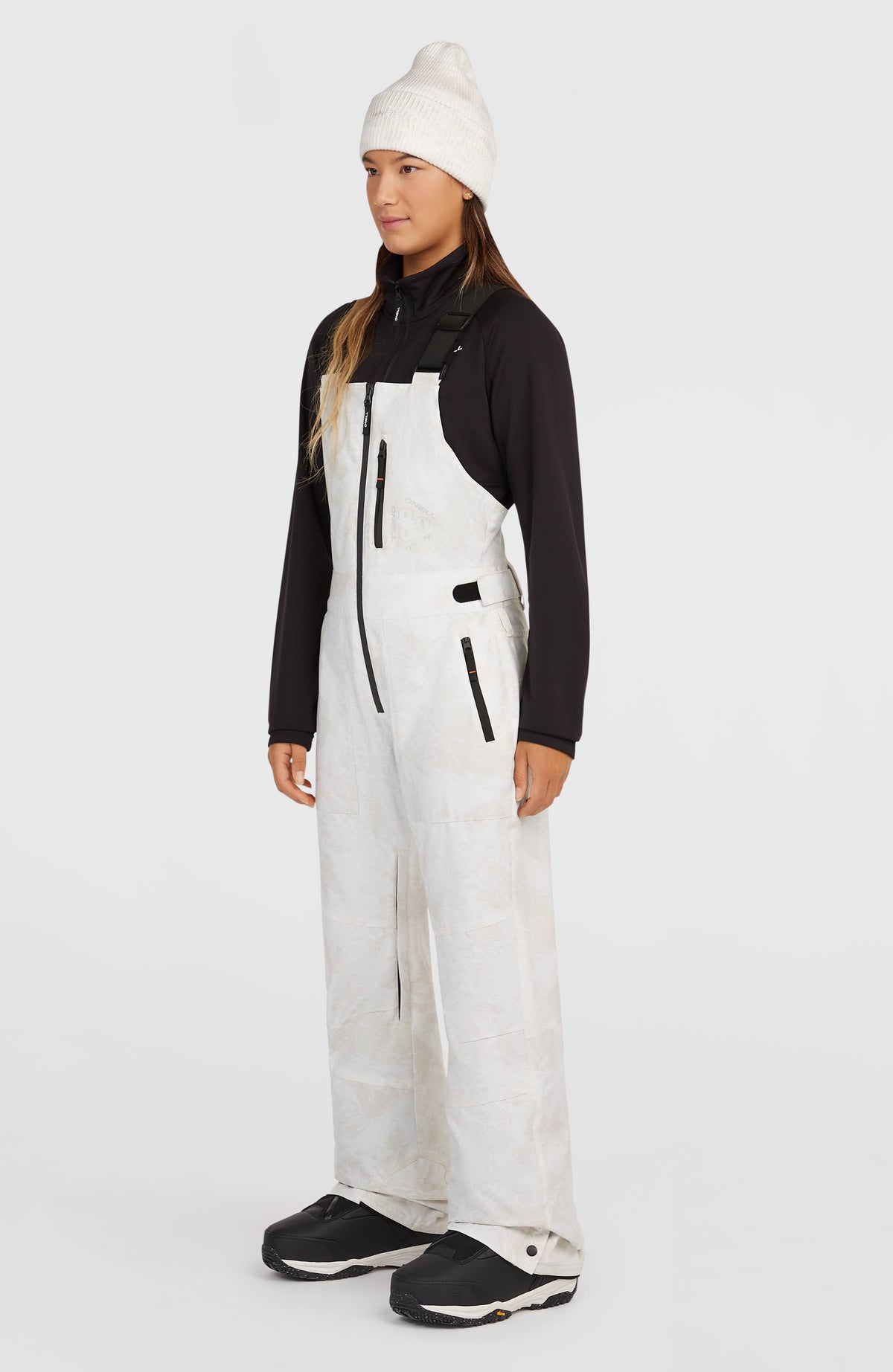 FWC'Peak Bib Skihose für Damen, weiß, Dreiviertelansicht am Model mit seitlichen Taschen