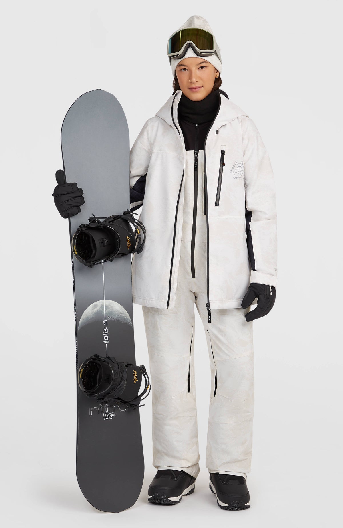 FWC'Peak Bib Skihose für Damen, weiß, am Model mit passender Skijacke und Snowboard