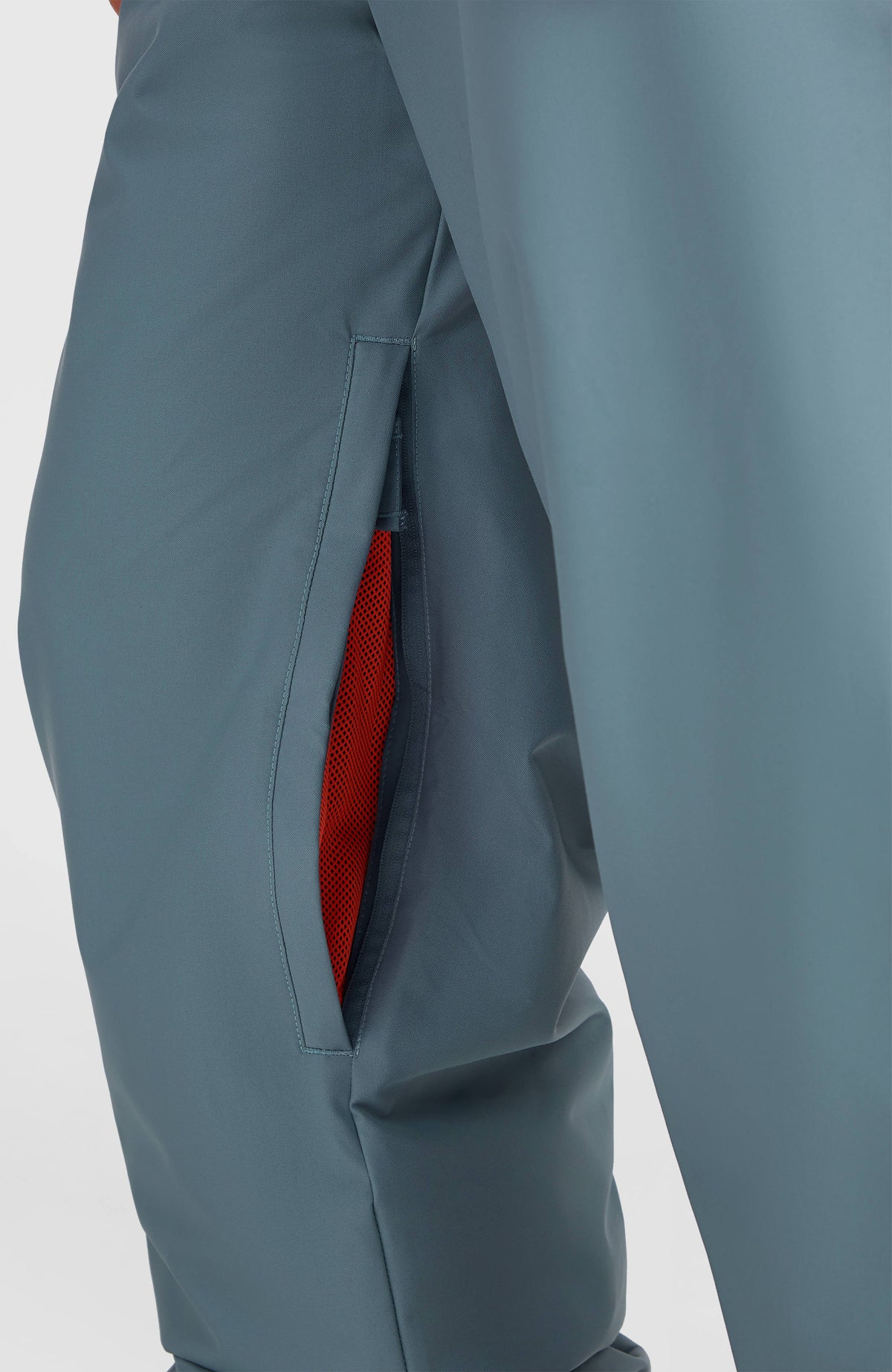 Nahaufnahme des geöffneten Belüftungsreißverschlusses der blauen FWC Oversized Ski- und Snowboardhose