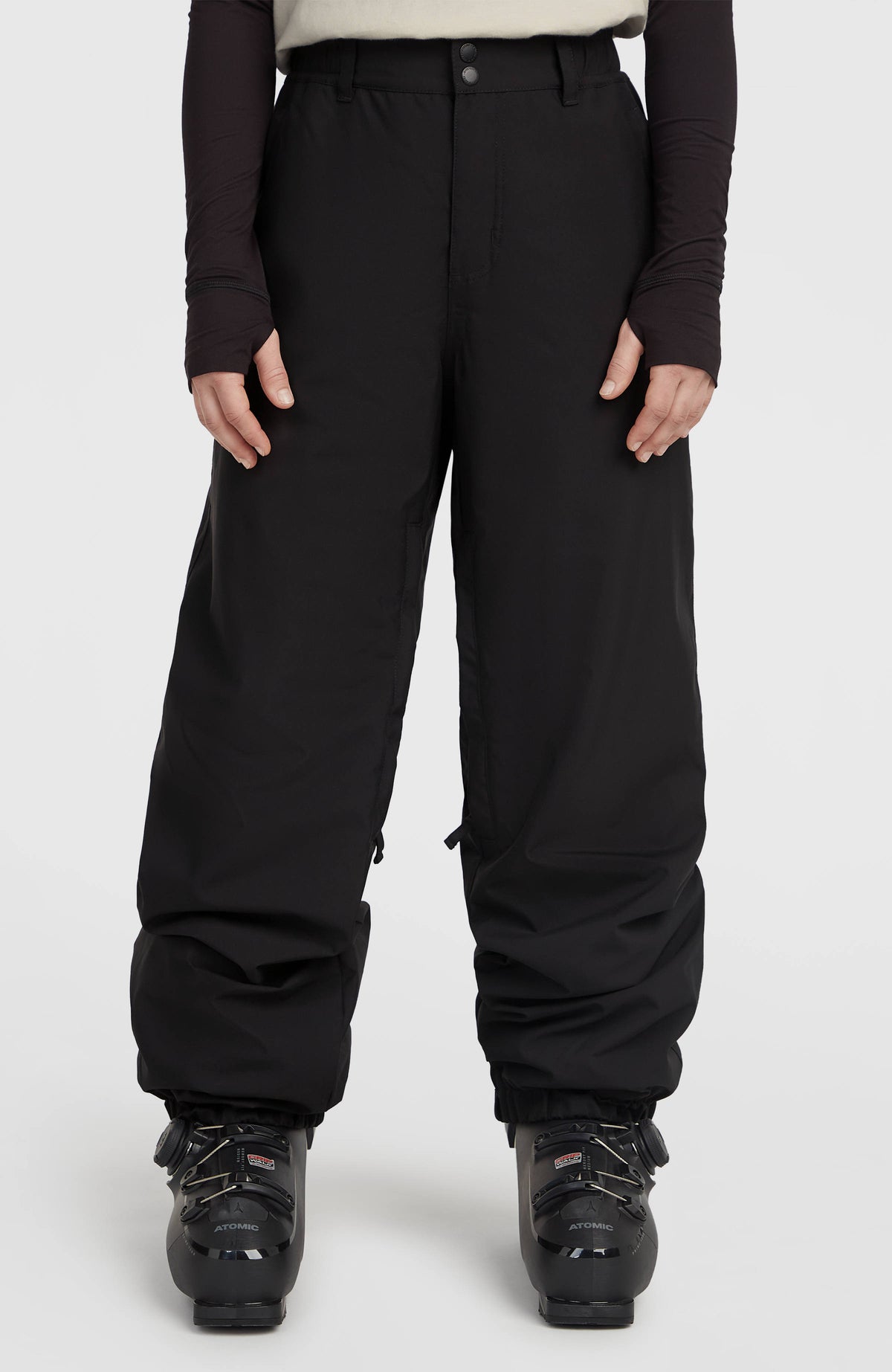 O'Neill FWC Oversized Ski- und Snowboardhose für Damen in Schwarz, Vorderansicht, getragen am Model